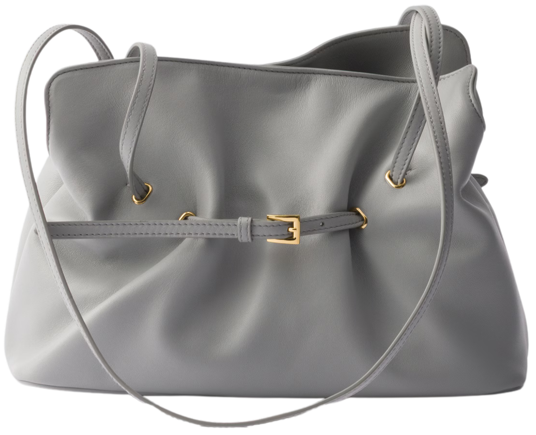 Sac à main gris en cuir avec boucle en or, sans fermeture visible, avec deux poignées longues.