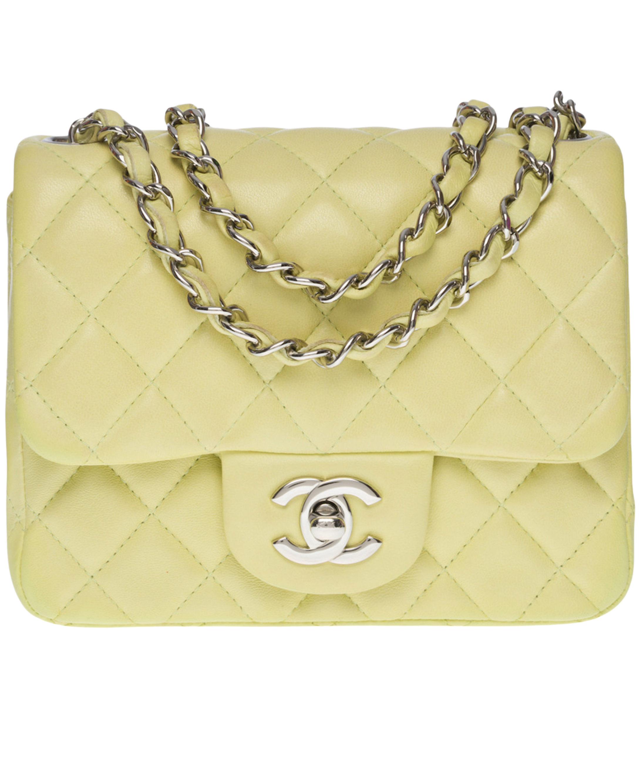 Sac à main jaune de marque Chanel avec chaîne en métal argenté.