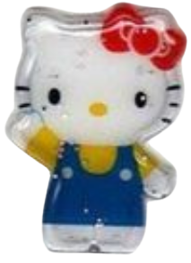 Petit jouet en forme de Hello Kitty avec un ruban rouge sur la tête, portant une salopette bleue.