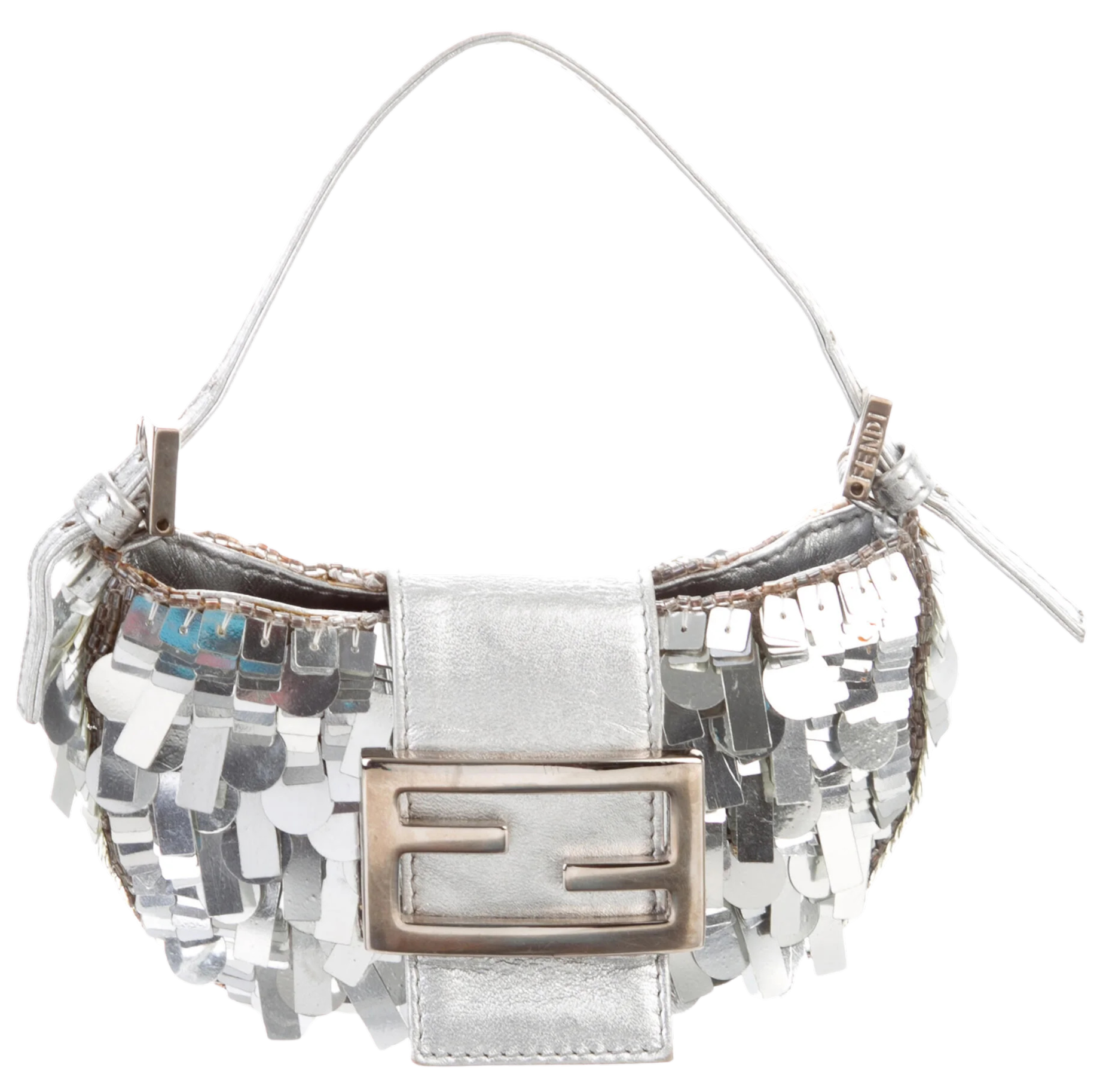 Sac à main argenté avec des sequins réfléchissants et une fermeture décorative en forme de 'F'.