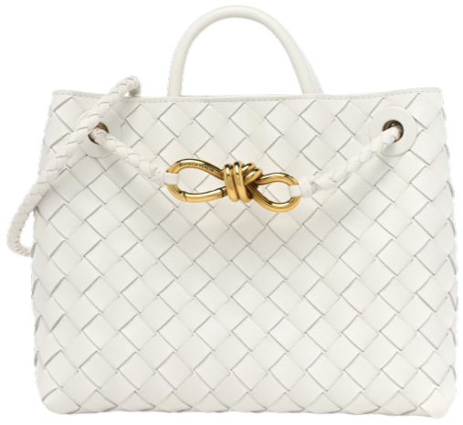 Sac à main blanc en cuir tressé avec une boucle en or.