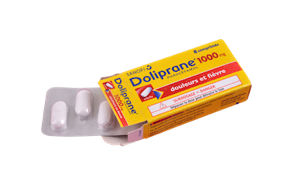 Paquet de Doliprane avec deux comprimés en blanc à côté.