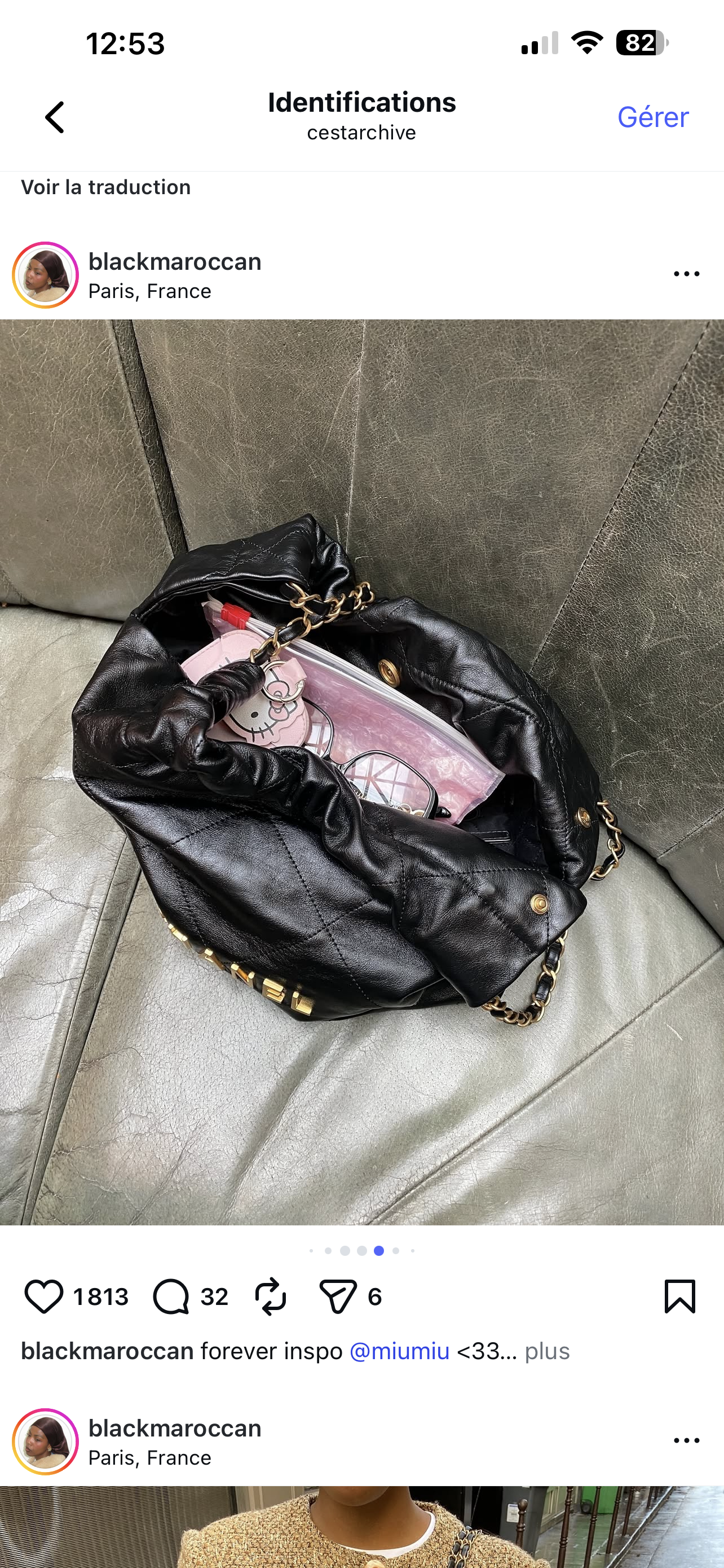 Sac à main en cuir noir avec chaîne métallique, ouvert, contenant un très joli porte-clés Hello Kitty, un étui rose transparent avec des lunettes.