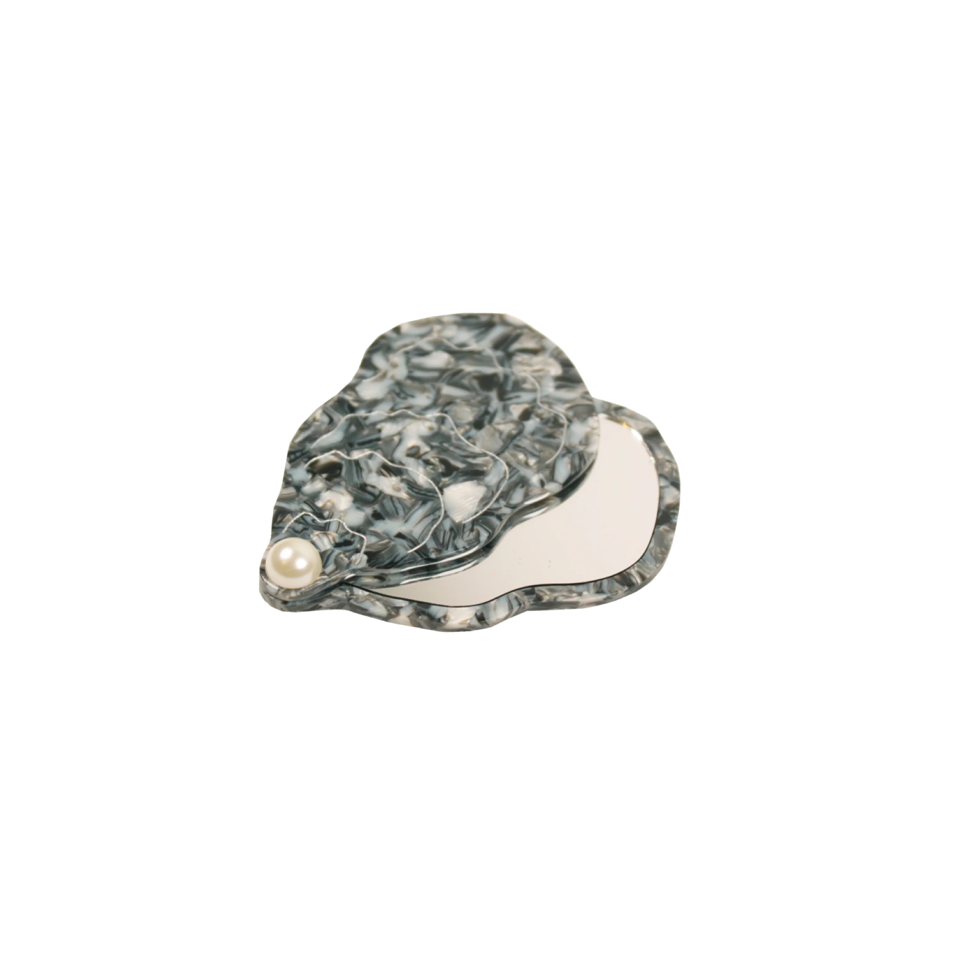 Broche en forme de poisson avec décoration marbrée en résine et une perle à la tête.