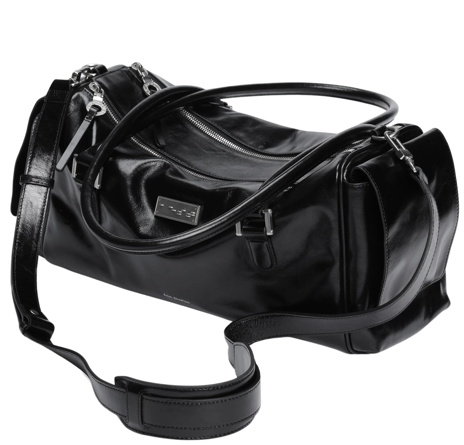 Sac de sport en cuir noir avec plusieurs poches, poignées et bandoulière.