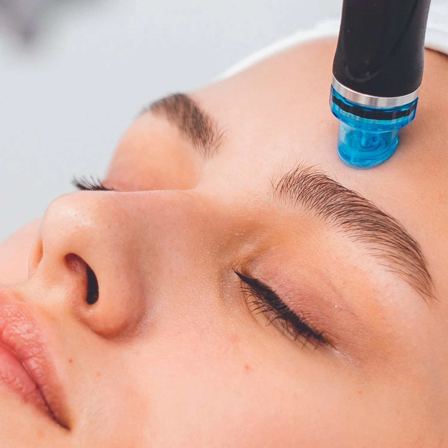 HydraFacial blue‑tip device designed for exfoliation and hydration.