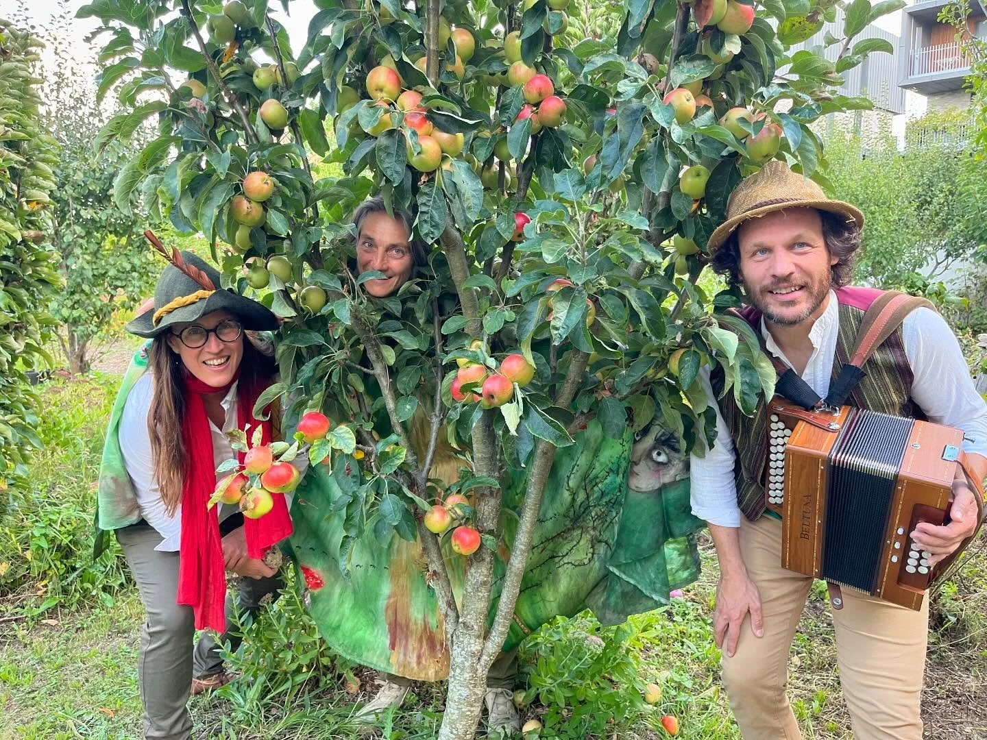 J-1 pour vivre l&rsquo;exp&eacute;rience d&rsquo;une promenade th&eacute;&acirc;trale &agrave; la ferme exceptionnelle avec ph&eacute;nom&egrave;ne &amp; compagnie dans notre &eacute;crin de biodiversit&eacute; au c&oelig;ur de Versailles. 

Monologu
