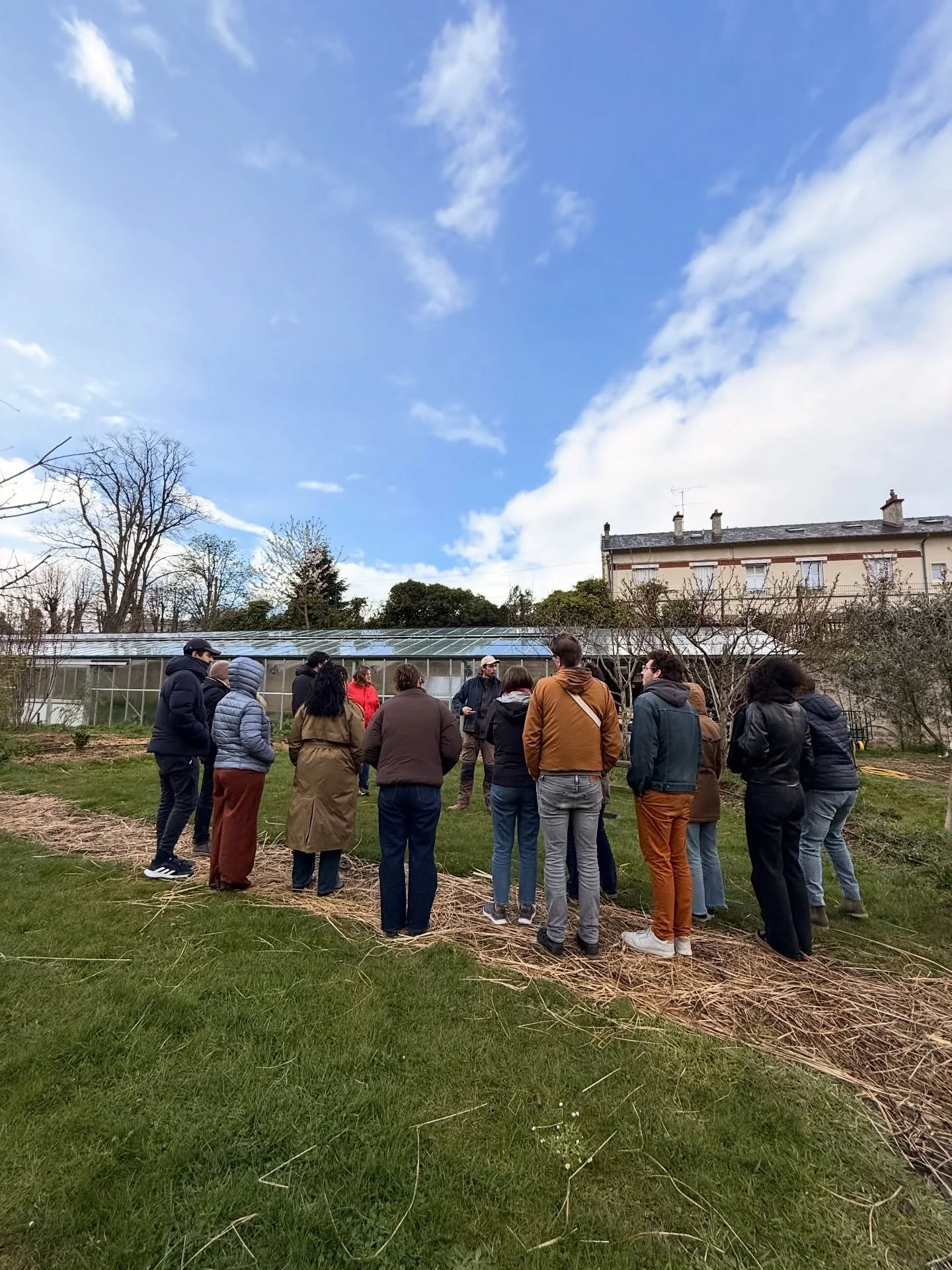 Visite p&eacute;dagogique de la ferme avec notre jardinier mara&icirc;cher 🧑🏼&zwj;🌾

D&eacute;couverte du potager, de la serre et des plants de saison, ainsi que le fonctionnement de la ferme avec des &eacute;changes sur les m&eacute;tiers de l&rs