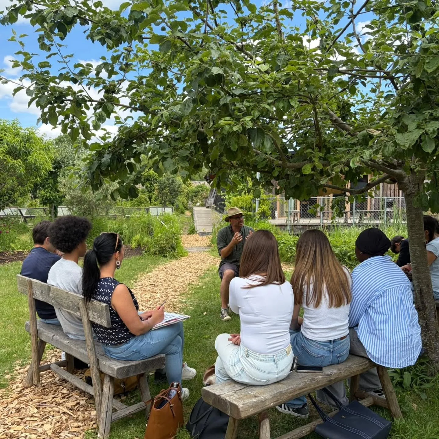 🐝🍒 Un autre pilier de notre ferme : la transmission !

🌸🌱 Lundi, nous avons eu le plaisir d&rsquo;acceuillir plusieurs groupes de lyc&eacute;ens, qui ont eu l&rsquo;occasion de d&eacute;couvrir le fonctionnement de notre micro-ferme urbaine, situ