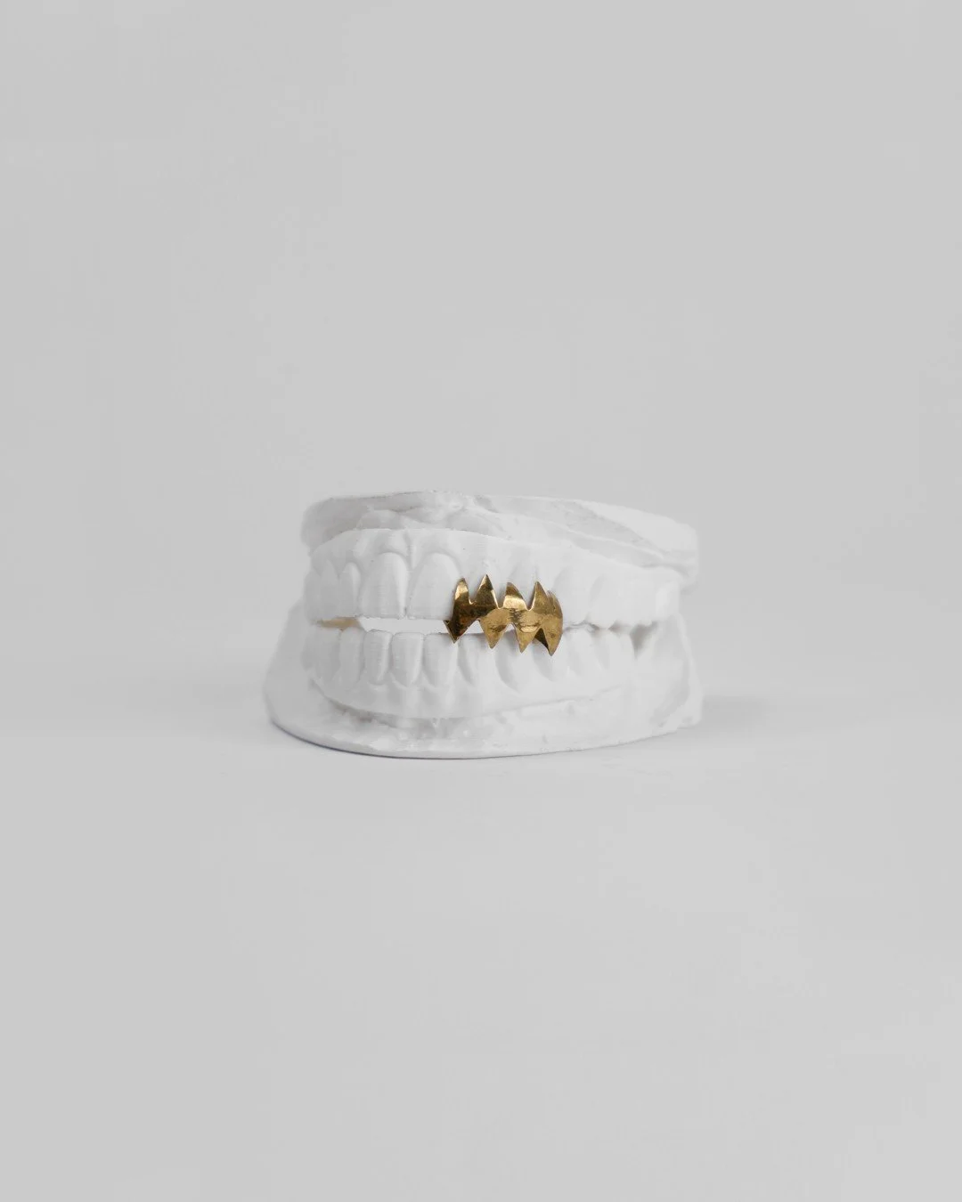 mangiascotch 
Asterisco

Ho il dente d'oro che ti taglia tutti i nastri, TAC- sembra un colpo, ora combino dei disastri Lama nella bocca, frat&egrave;, mica &egrave; un paradosso, mangio scotch per sport, come fosse pane e posso. Dici "grillz di