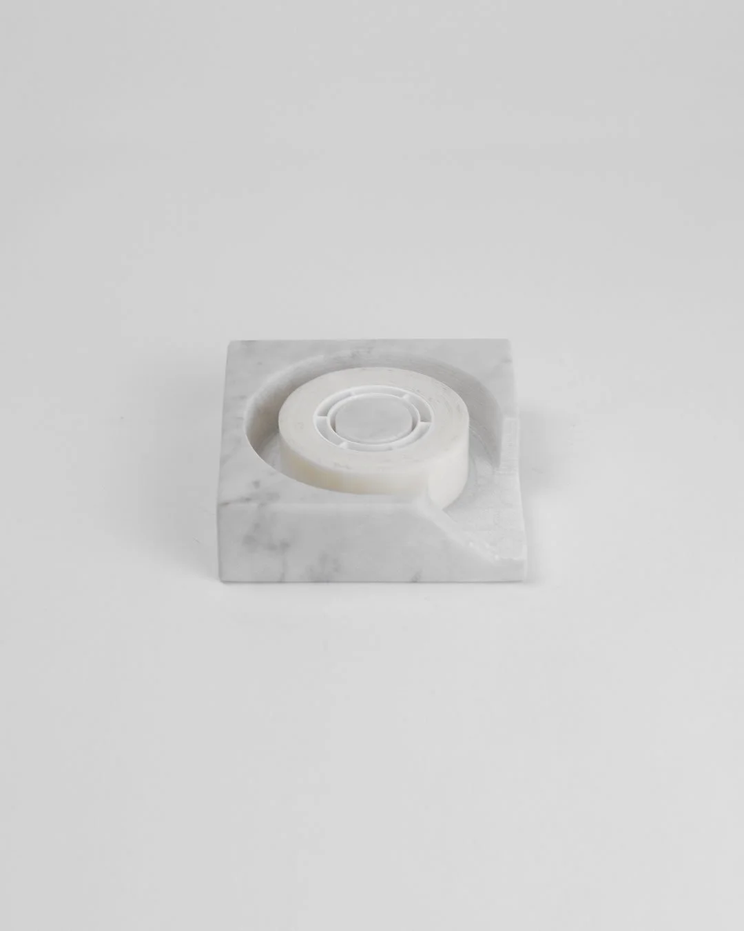 Lama 
Giuseppe Valentino

Tagliascotch monomaterico in marmo, privo di lametta metallica. Il taglio avviene grazie alle propriet&agrave; del ma-
teriale: un colpo di martello crea un bordo netto e funzionale, frutto della frattura controllata di un e