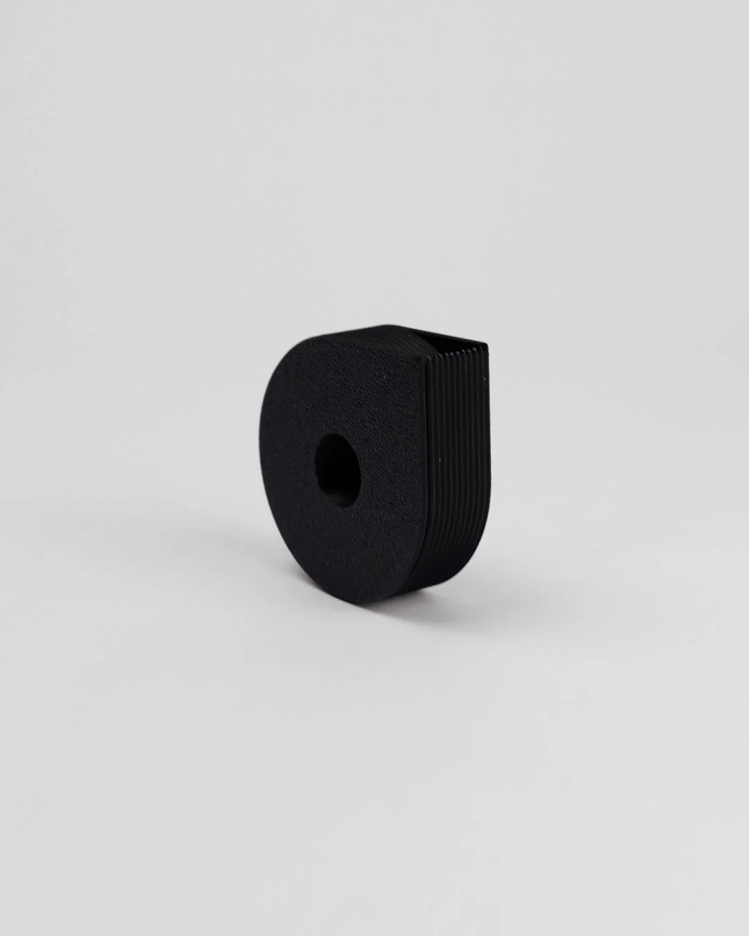 Groove 
Selmi Chiara

Una zigrinatura delinea il profilo
dell&rsquo;oggetto fino a trasformarsi nel
punto di taglio. Un segno discreto che
accompagna il gesto di spezzare per
poter ricomporre. #abouttagliascotch #about