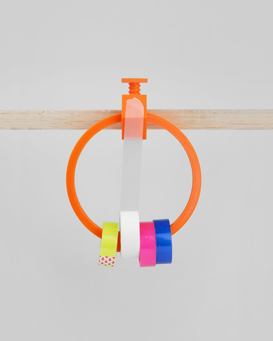 SCOTCH LOOP 
sovrappensiero

&Egrave; una micro-postazione per chi alterna nastri diversi: nei mock-up di uno studio, nei piccoli allestimenti di un set, nelle riparazioni rapide di un&rsquo;officina o nei gesti quotidiani della scrivania. Un disposi