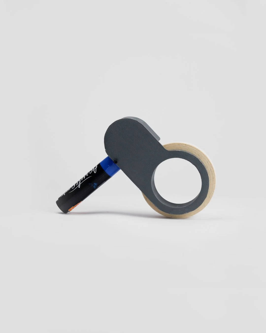 prototipo 07 
sovrappensiero

Non &egrave; solo un taglia-scotch: &egrave; uno strumento di precisione con un po&rsquo; di carattere.
Ogni linea del pennarello &egrave; messa l&igrave; a mano, senza righelli, senza prove.
Perch&eacute; le cose miglio