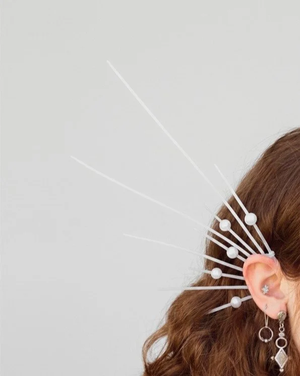 anastasia marčelja

FASCETTELFICHE
In un futuro incantato, gli elfi comunicano telepaticamente grazie ad orecchie satellitari create da fascette forgiate in Atlantide.
Quando viene ricettato il segnale di comunicazione, le perle iniziano a vibrare do