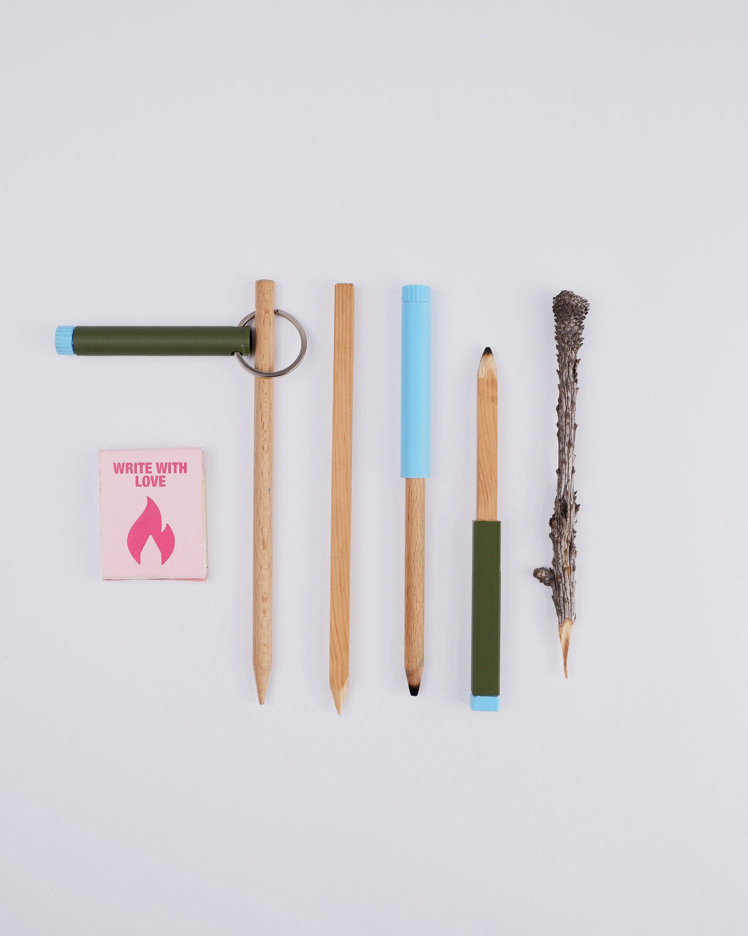 Write with Love
Schnug Christoph

Legno, fuoco, carta, gioia e parole d&rsquo;amore. &Egrave; tutto ci&ograve; di cui abbiamo bisogno, giusto? #about #aboutwritingtools