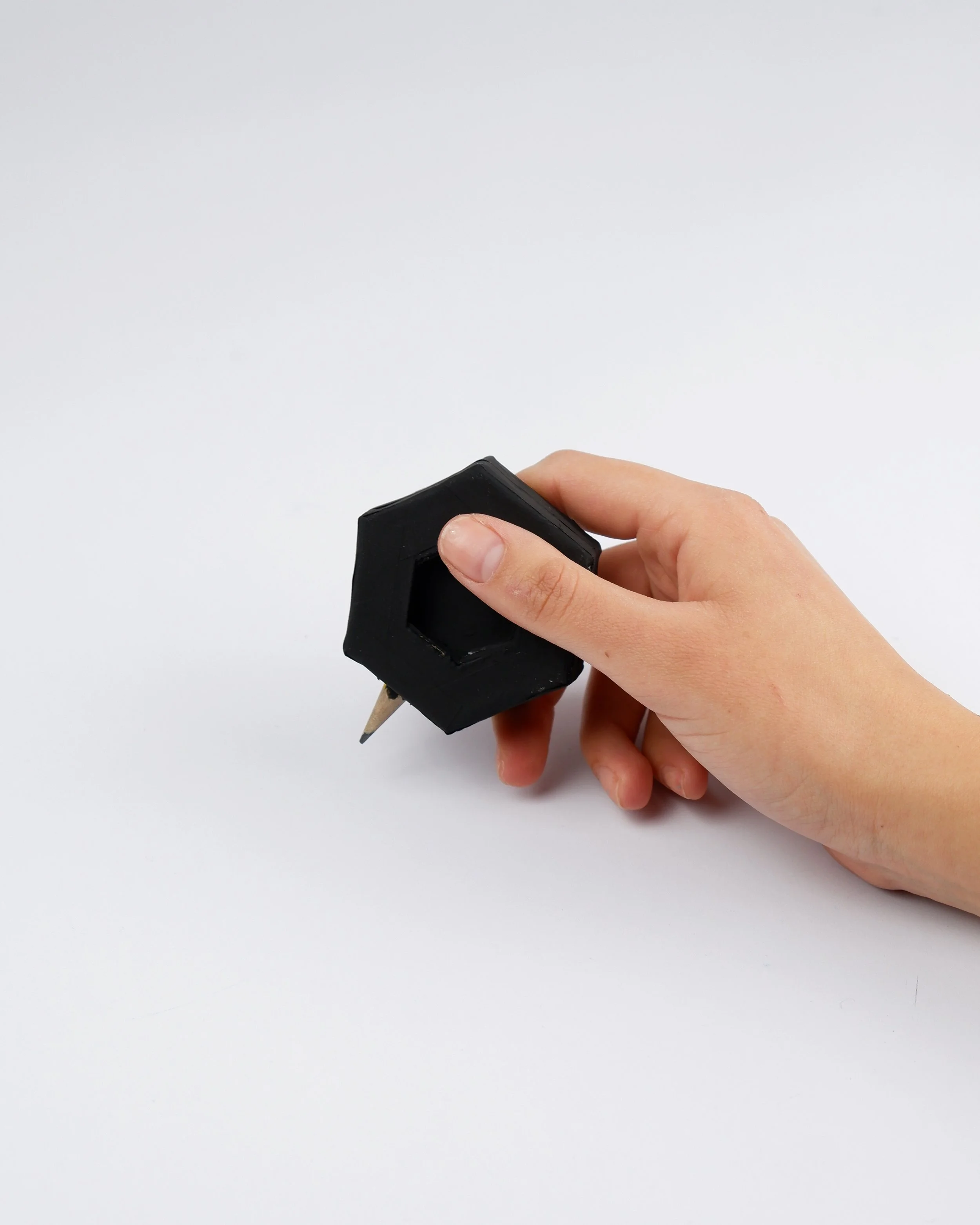 Minut
Shankar Aaron

Minut &egrave; uno strumento di scrittura ispirato al carbonio e al carbone, che d&agrave; nuova vita a matite spesso troppo piccole per essere utilizzate a causa di rotture o temperaggi, lavorandole fino a ridurle.
Prende ispira