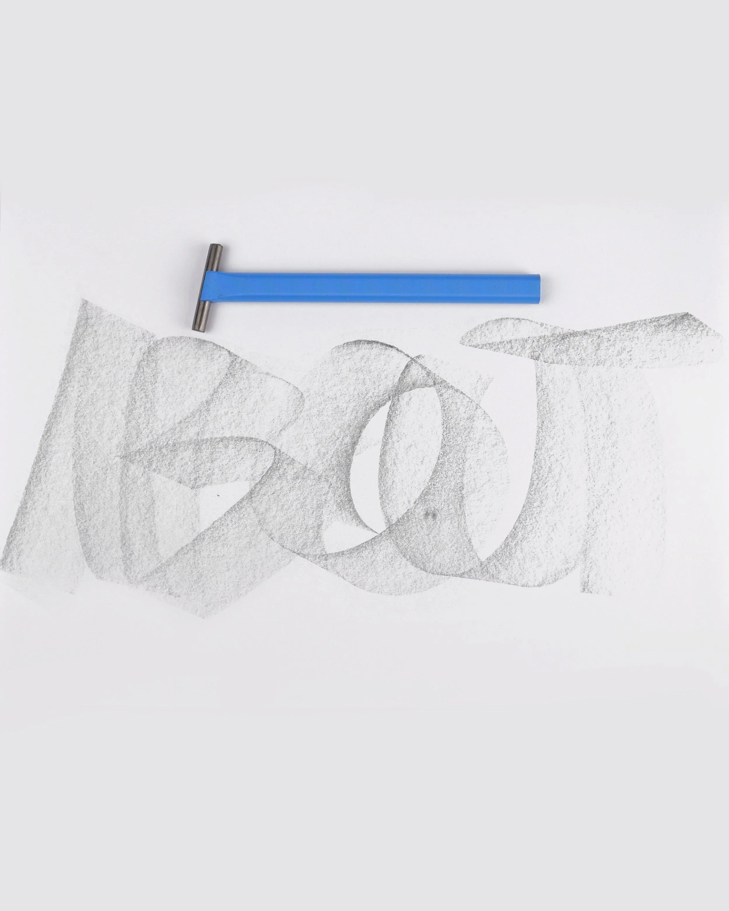 Extra Bold
Sovrappensiero Design Studio

Mine in grafite da 5 mm, normalmente utilizzate per il disegno espressivo, diventano strumenti di scrittura a tratto esteso. Tagliate alla lunghezza desiderata e inserite in un supporto dedicato, si usano come