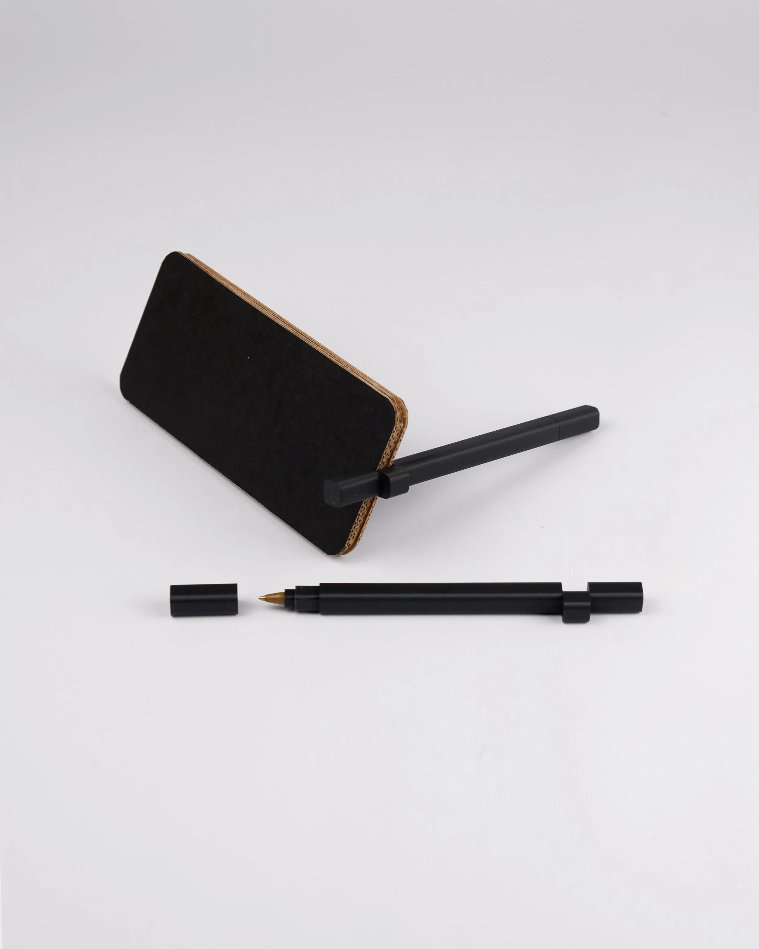 GLITCH PEN
Spart&agrave; Diego

Sulla scrivania gli oggetti cambiano, ma due restano: la penna e lo smartphone. Un lieve scostamento, quasi un glitch, trasforma la penna creando uno spazio per il telefono. Nessun meccanismo, solo geometria che rispon