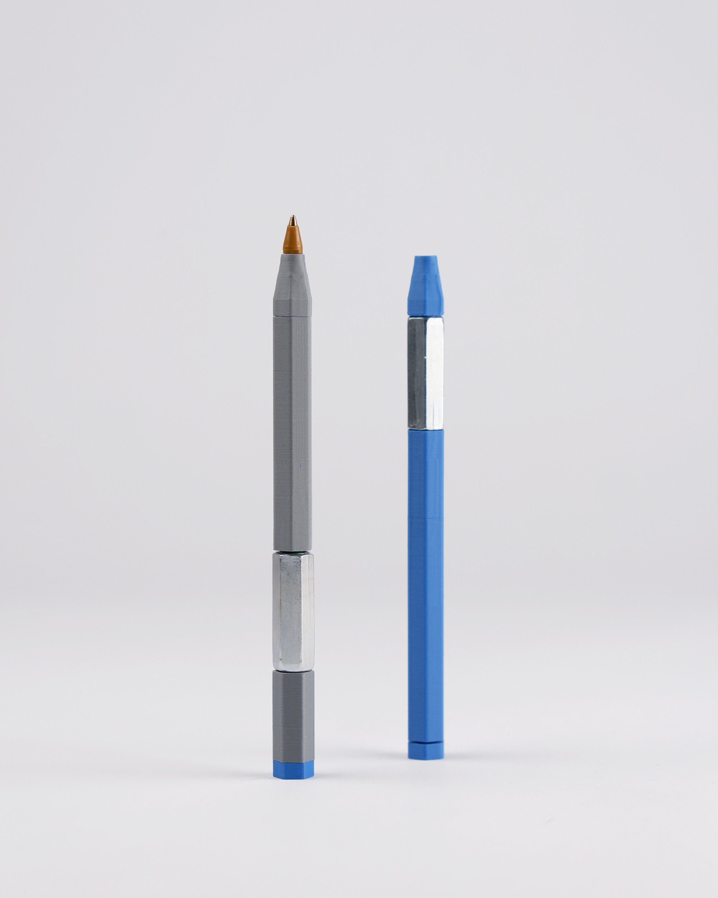 Shift
Sovrappensiero Design Studio

Shift &egrave; una penna modulare composta da quattro elementi in plastica e uno in metallo, progettati per essere assemblati in configurazioni differenti. La disposizione dei moduli consente di calibrare peso e ba