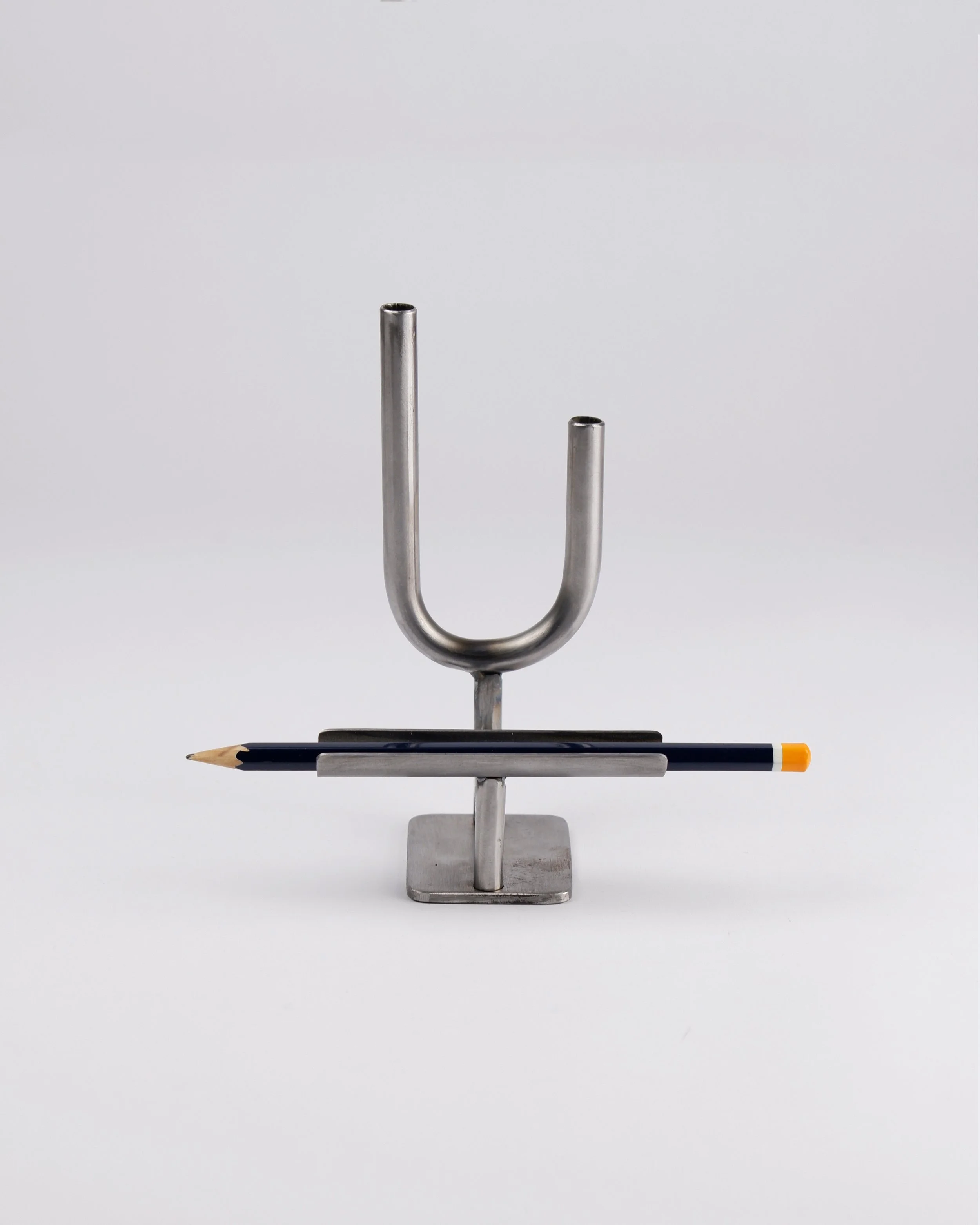 UTH
Studio Formablu

Il diapason stabilisce un parallelismo con la scrittura e il disegno e assume un riferimento simbolico, perch&egrave; anch&rsquo;egli pu&ograve; cogliere le frequenze alte e basse del pensiero umano, tra complessit&agrave; e quot