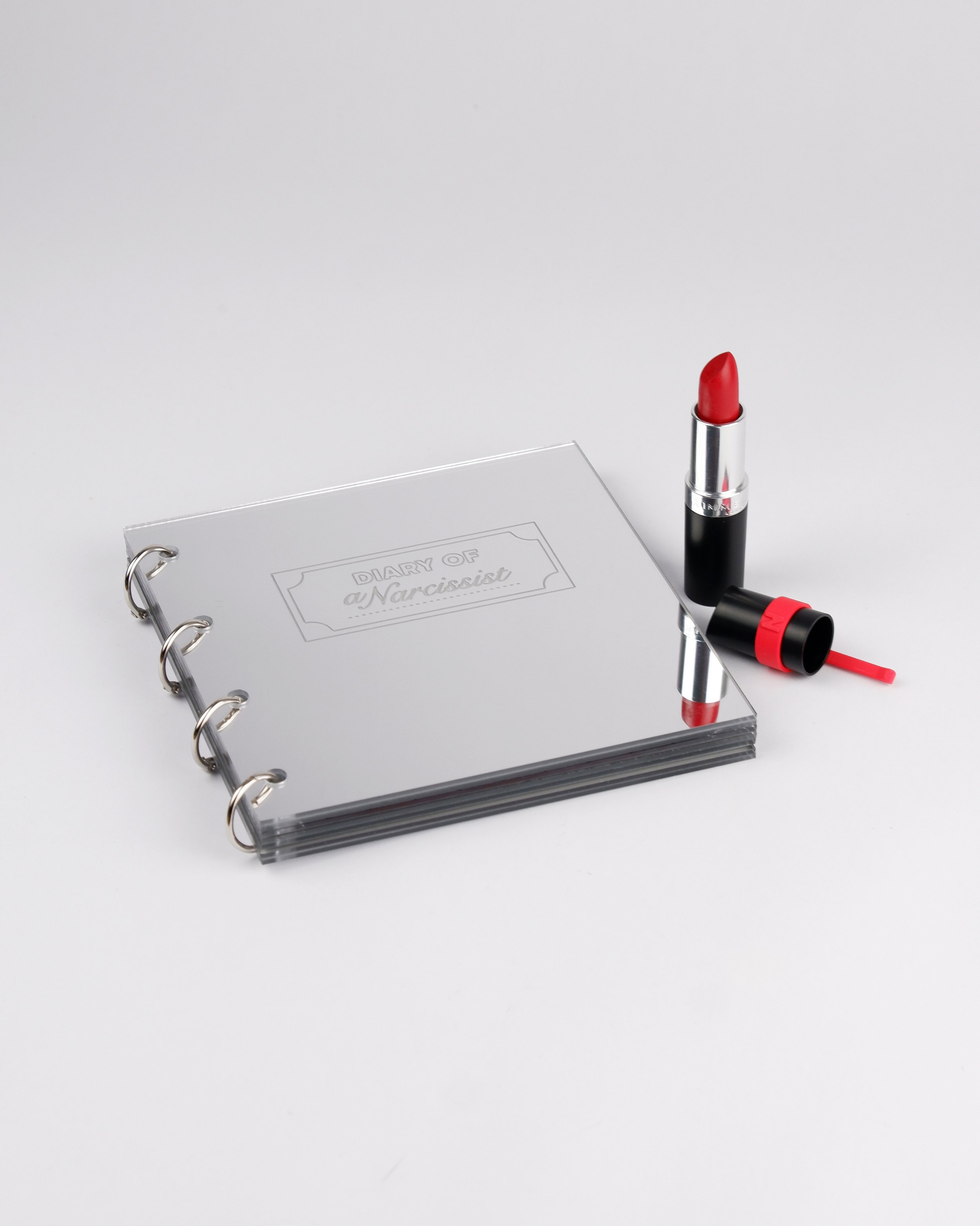 Diario del Narcisista
Sutti Federica - F&egrave;

Il Diario del Narcisista &egrave; un quaderno in plexiglass specchiante
inciso al laser, con penna-rossetto annessa. Riporta frasi come
&ldquo;Today I'm gorgeous&rdquo;. La pagina non assorbe, ma rifl