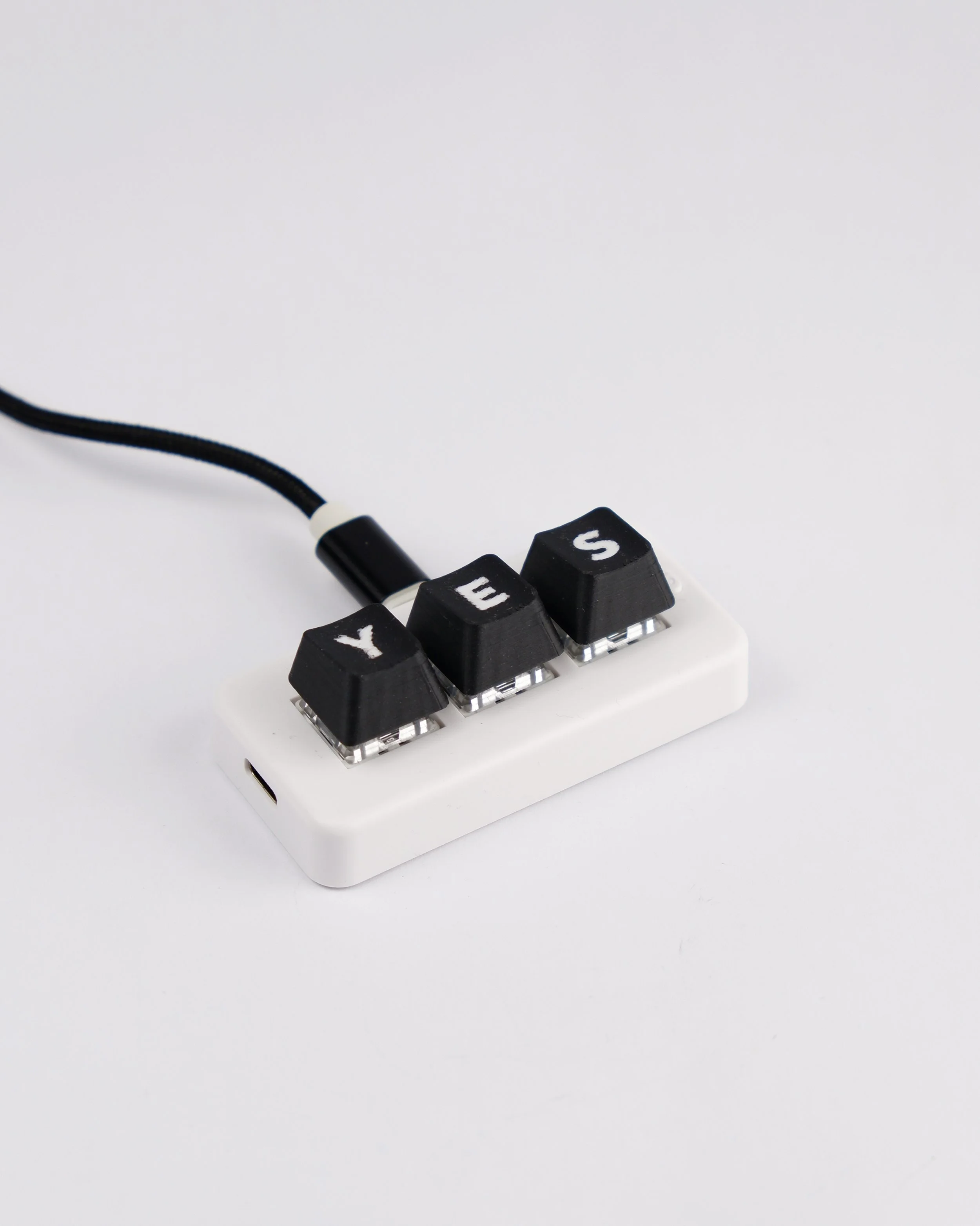 Yes Man Keyboard
Sutti Federica - F&egrave;

La Yes Man Keyboard &egrave; un dispositivo composto da soli tre tasti:
&ldquo;Y&rdquo;, &ldquo;E&rdquo;, &ldquo;S&rdquo;, programmati come comandi rapidi per l'assenso
immediato. Il linguaggio si riduce a