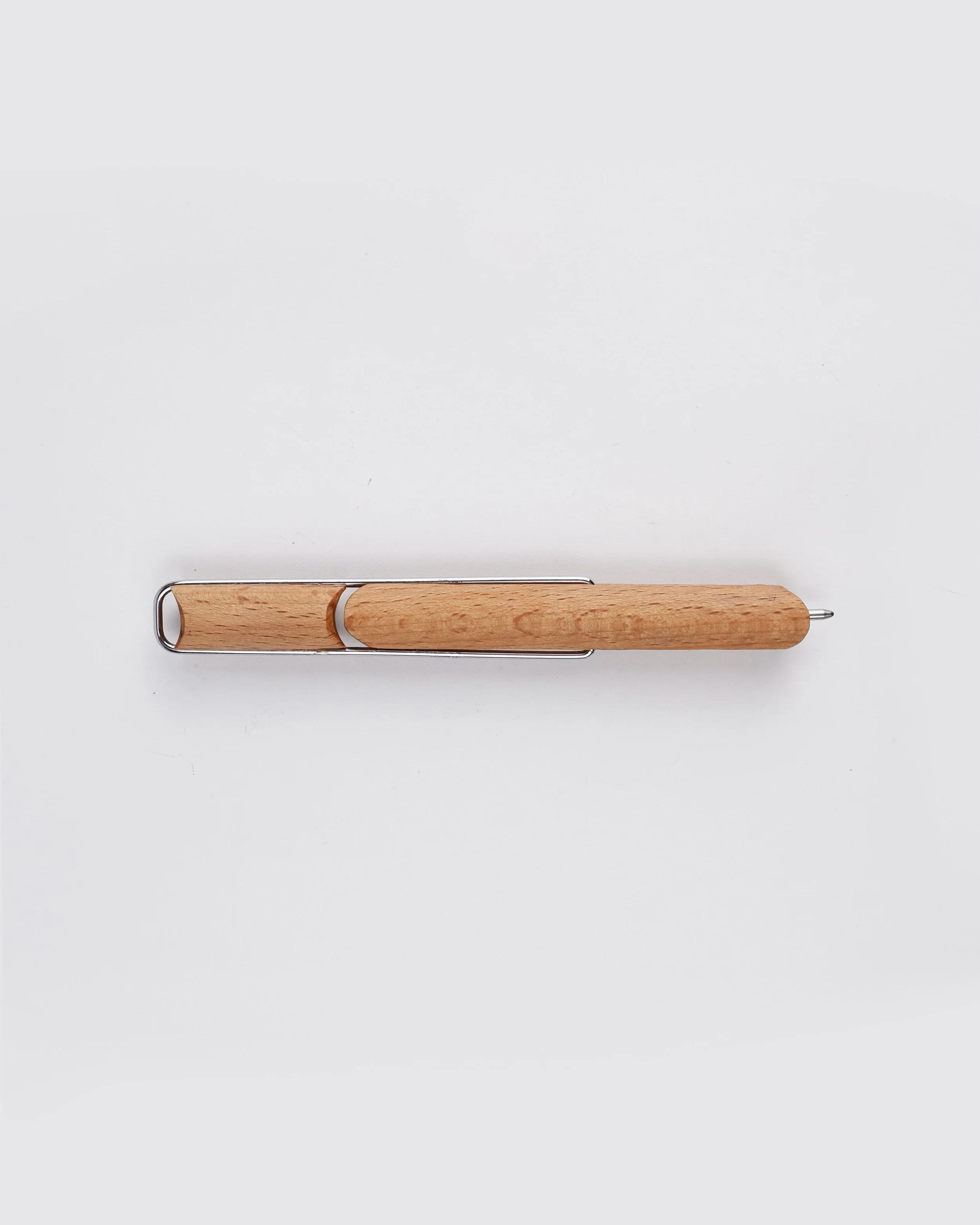 Snappy 4 Life
Wobser Magnus Maria

Ammiravo la Snappy Pen originale, progettata nel 1983 in Italia da Pietro Larizza, per essere un nuovo archetipo con il cappuccio che ruota attorno al corpo. La sostenibilit&agrave; e l&rsquo;ergonomia avevano bisog