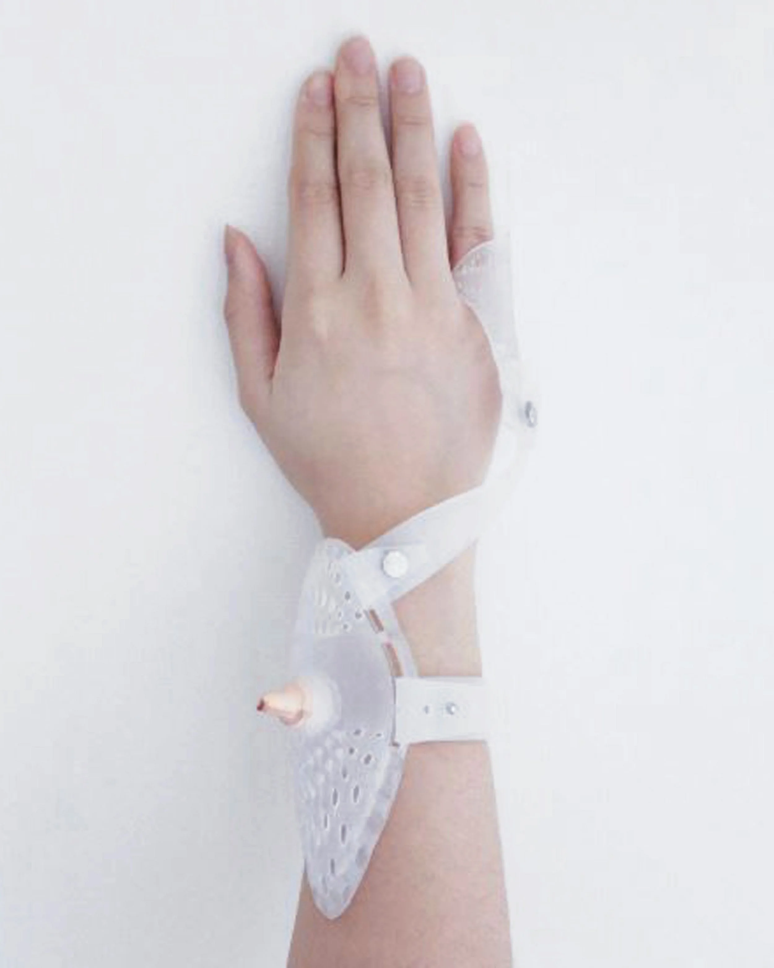 CareForm
Zheng Jingqian (Zheng Barbara)

CareForm &egrave; un progetto di design esperienziale che esplora il potere del linguaggio attraverso la scrittura. Una serie di strumenti di scrittura non convenzionali costringe a posture scomode, trasforman