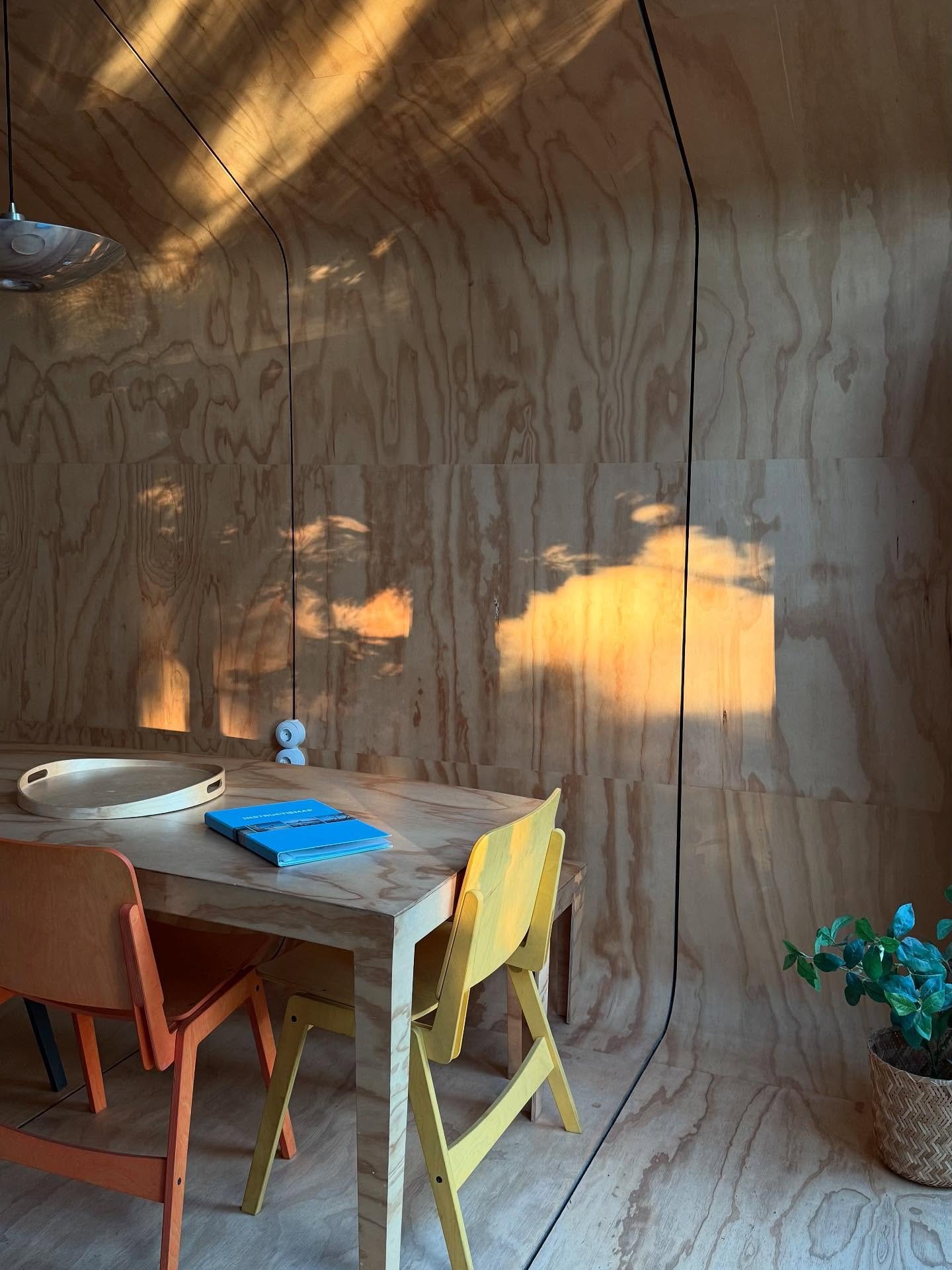 Weekend &Auml;sthetik | Tiny House Design, Gardenhouse Architecture, Playground Idylle und ganz viel Blumenwiese 🌸

Wie ihr gemerkt habt. Hat es mir der Ort irgendwie angetan Herz. Ein rundum stimmiges Konzept, von Design und Interior, family- und a