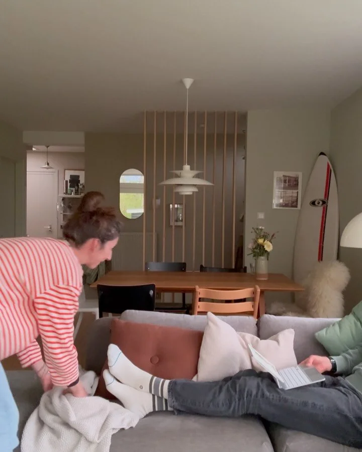 Kleiner Raum, gro&szlig;e Wirkung ✨ |  Unserer neu gestalteter Wohnbereich l&auml;sst keine W&uuml;nsche offen

Pl&ouml;tzlich f&uuml;hlt sich alles anders an. Und die neue Couchecke l&auml;dt zum Verweilen ein. F&uuml;r uns war der Wechsel zu einer 