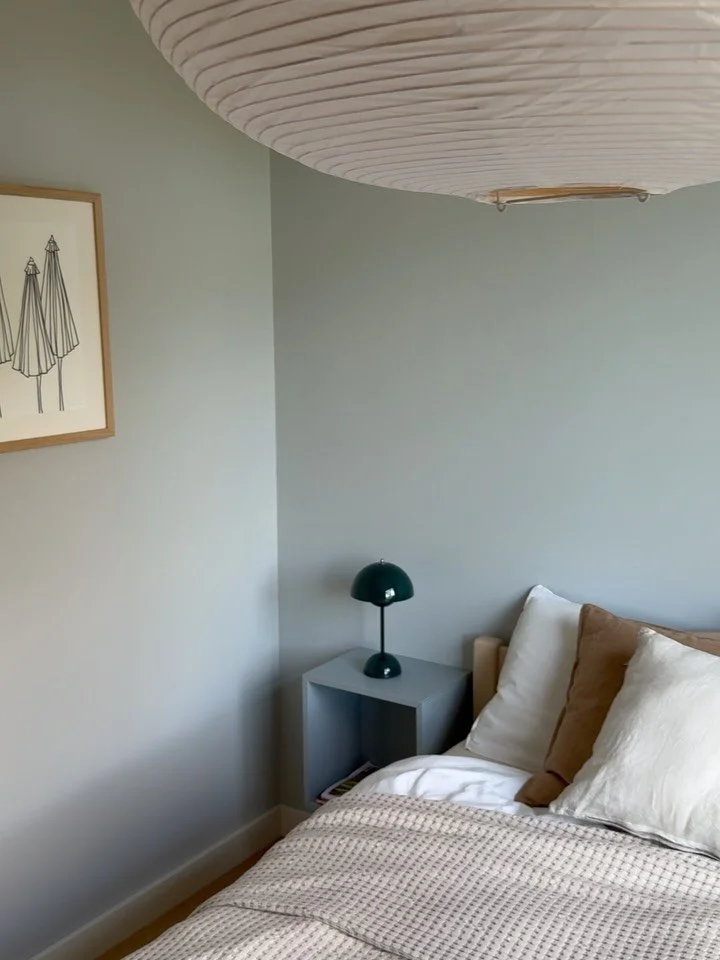 Und nun haben diese besonderen Parasols von @_annapascher ihren Platz in unserem kleinen Ferienh&auml;uschen auf Texel gefunden. 🏖️✨

Ich liebe nicht nur M&ouml;bel, die Geschichten erz&auml;hlen, sondern auch Kunst, die Erinnerungen und Begegnungen