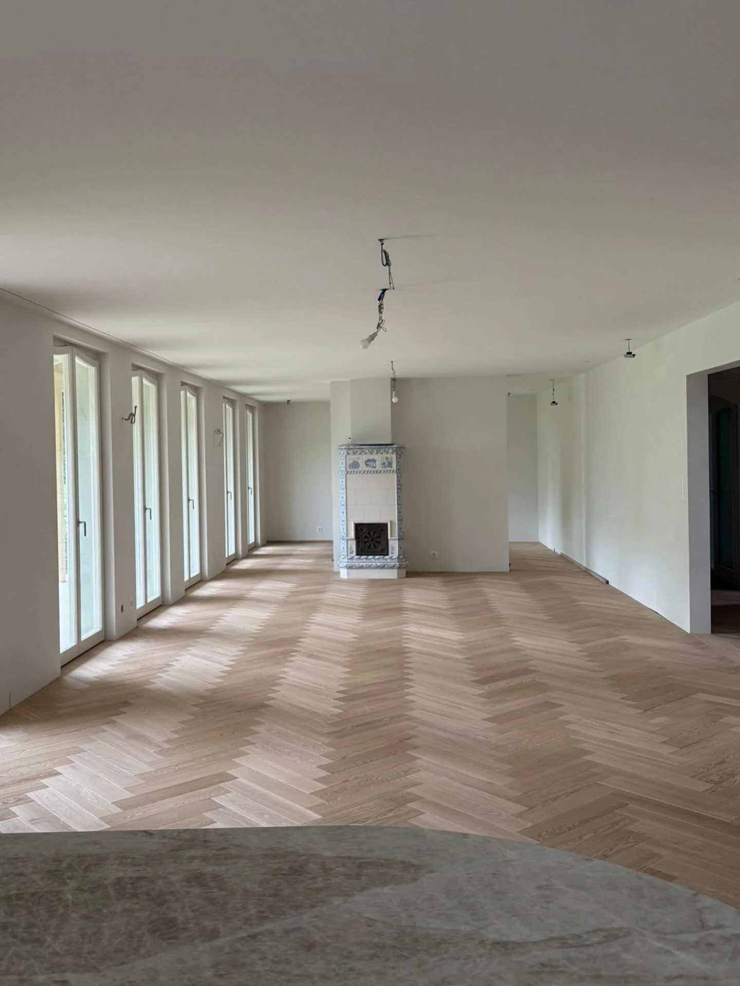 Weil ich gerade mitten in der finalen Bemusterung, M&ouml;belkonfiguration und -bestellung dieses Herzensprojekts stecke, hier ein paar Einblick behind the scenes. Vor genau einem Jahr stand ich noch auf dem Rohbau dieses wunderbaren Familyhome in de