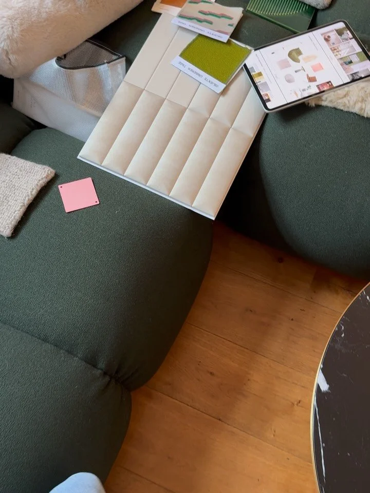 Just a normal Monday | Zwei Vor-Ort Termine, Zwei H&auml;user, 2 Projekte, 2x Riemchen

Zwei Formate: Beratung w&auml;hrend der Bauphase oder ein Design Finish im Bestand. Zwischen Farben, Fliesen und vielen Entscheidungen.

Ich liebe es individuell 