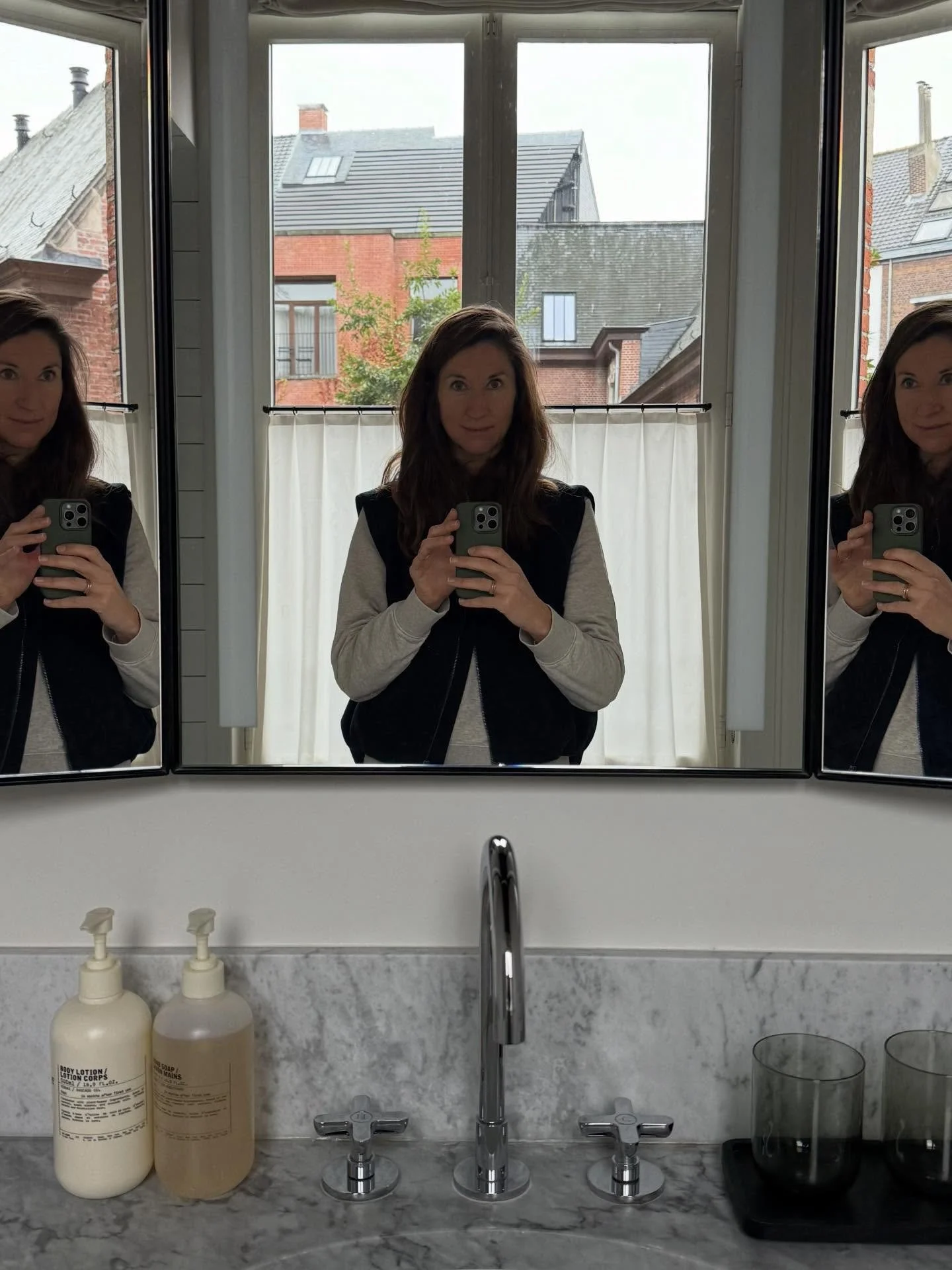 Danke Antwerpen &ndash; eine kleine Auszeit zwischen Kaffee an Stra&szlig;enecken, viel Kulinarik, Designl&auml;den und Vintage-Sch&auml;tzen haben wir uns quer durch die Stadt treiben lassen.

Diese Mischung aus rauer Eleganz, Kunst an jeder Ecke un