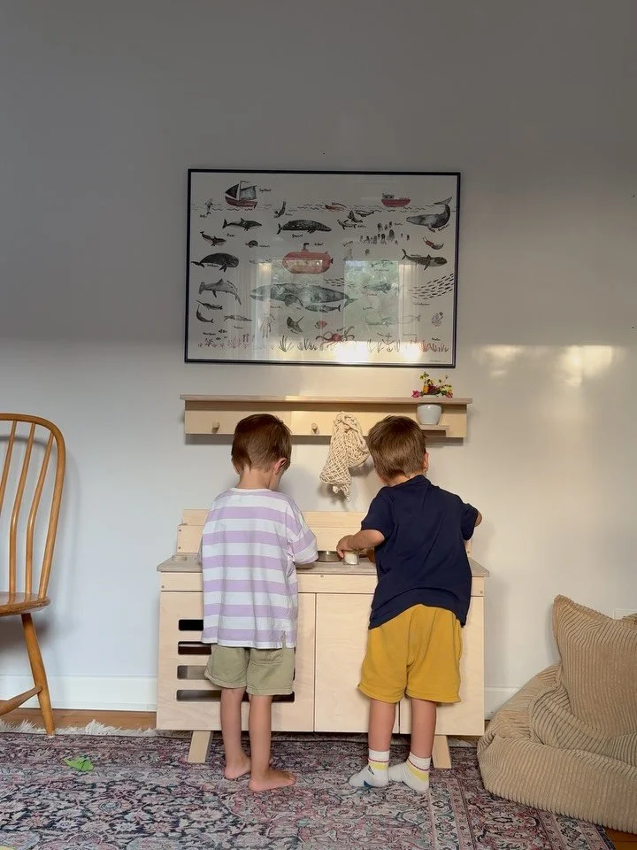 [werbung] K&uuml;chenparty im Kidsroom | Bevor unser Zwillingszimmer n&auml;chstes Jahr ein gro&szlig;es Makeover bekommt, starten wir schon mal mit einem kleinen, feinen Upgrade: Die Wickelkommode ist ausgezogen &ndash; und daf&uuml;r durfte die wun