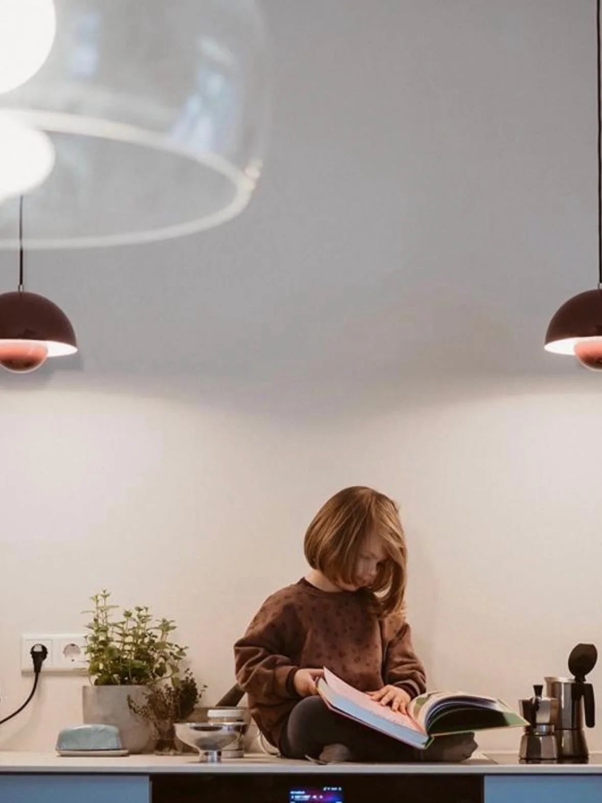 Die K&uuml;che als Zentrum des Familienalltags 🏡

Hier kommen alle Wege zusammen. Mehrmals t&auml;glich, jeden Tag. Ganz selbstverst&auml;ndlich. Und genau deshalb verdient dieser Raum besondere Aufmerksamkeit in der Planung.

Eine K&uuml;che ist ei