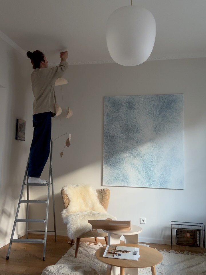 R&auml;ume in die H&ouml;he denken ✨

Wie ihr wisst, bin ich ein gro&szlig;er Fan von Mobiles. Schon als unsere Zwillinge im Wohnzimmer lagen, hing in genau dieser Ecke unser erstes Mobile.

Ich liebe den Einsatz von Dreidimensionalit&auml;t an der D