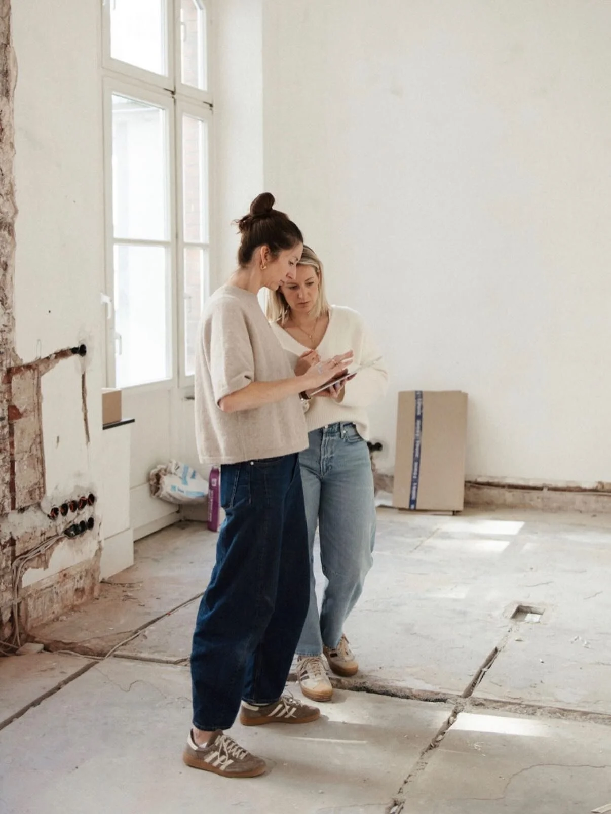 Intuition trifft auf Planung. ✨

Die letzten Wochen waren wild. Zwischen dem normalen Projektbusiness und dem Familienalltag ist ein ganz pers&ouml;nliches Herzensprojekt gewachsen &ndash; unsere Chance auf etwas Neues.

Es gab unz&auml;hlige Entsche