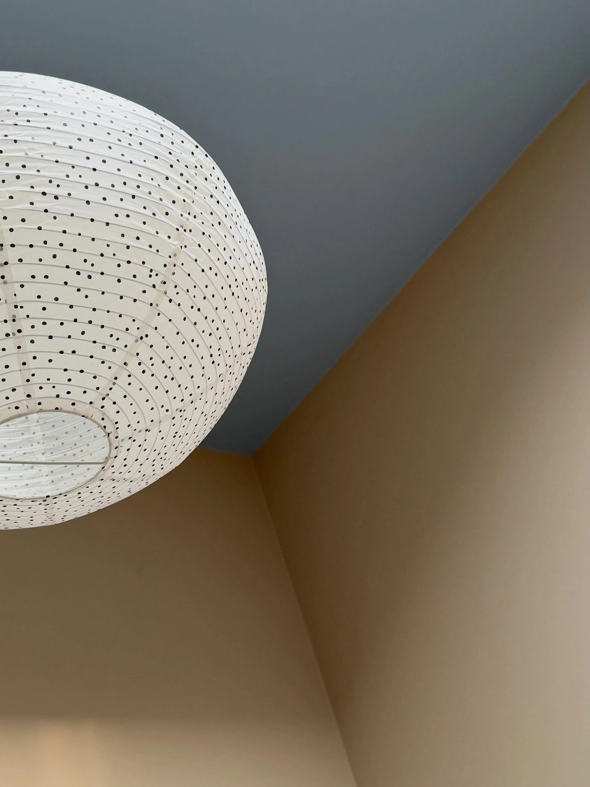 Holiday Home Update | Der Blick in den Himmel ☁️💙

Wir haben das Kinderzimmer in unserem Ferienhaus auf links gedreht &ndash; und dieses Mal sind wir bis ganz nach oben gegangen.

W&auml;hrend die W&auml;nde in einem ruhigen, cremigen Sandton gehalt
