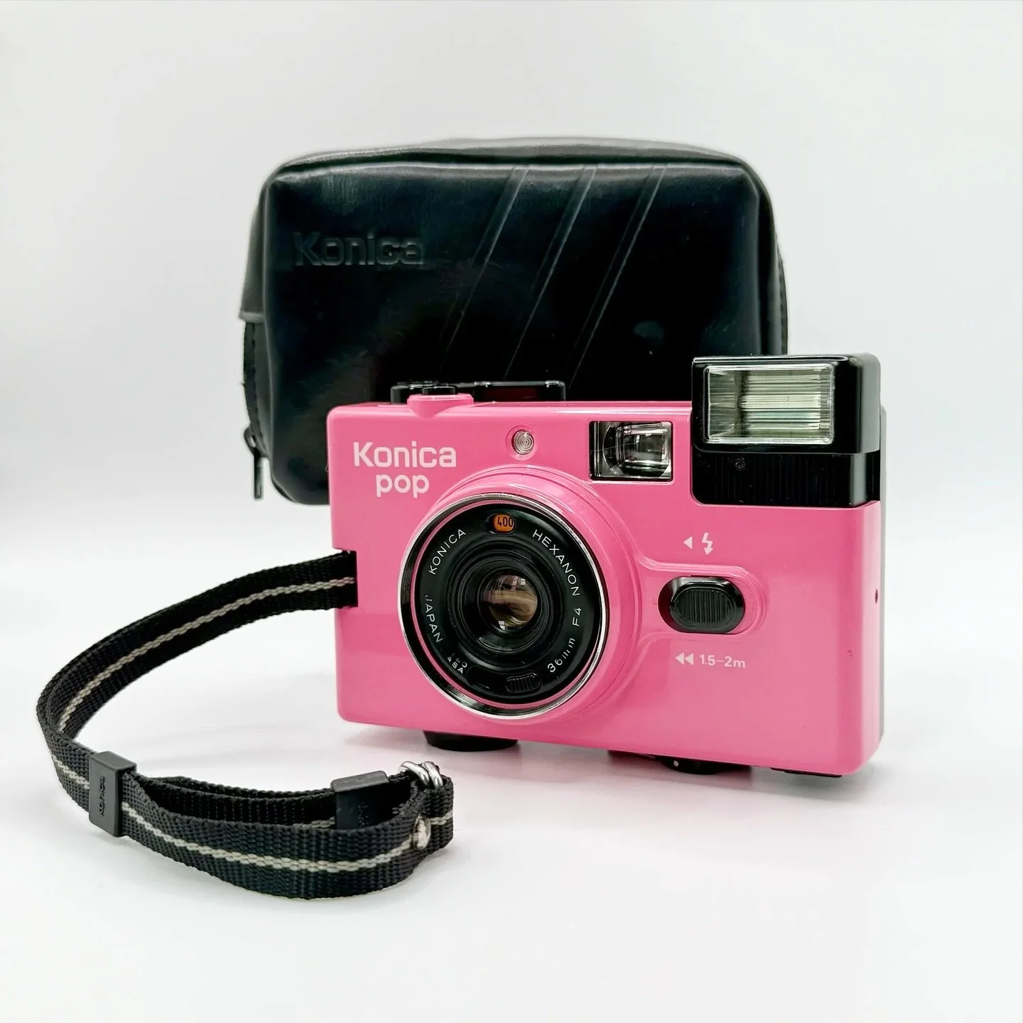 New stock 📸

1. Pink Konica Pop 35mm.

2. Sun 660 Autofocus.

3. Black Alpha 2, reskinned in black Aki Asahi embossed leather. 

Link in bio 🧾

#polaroid #polaroidsx70 #sx70 #polaroidsun660 #polaroidphoto #polaroidphotography #instantcamera #konica