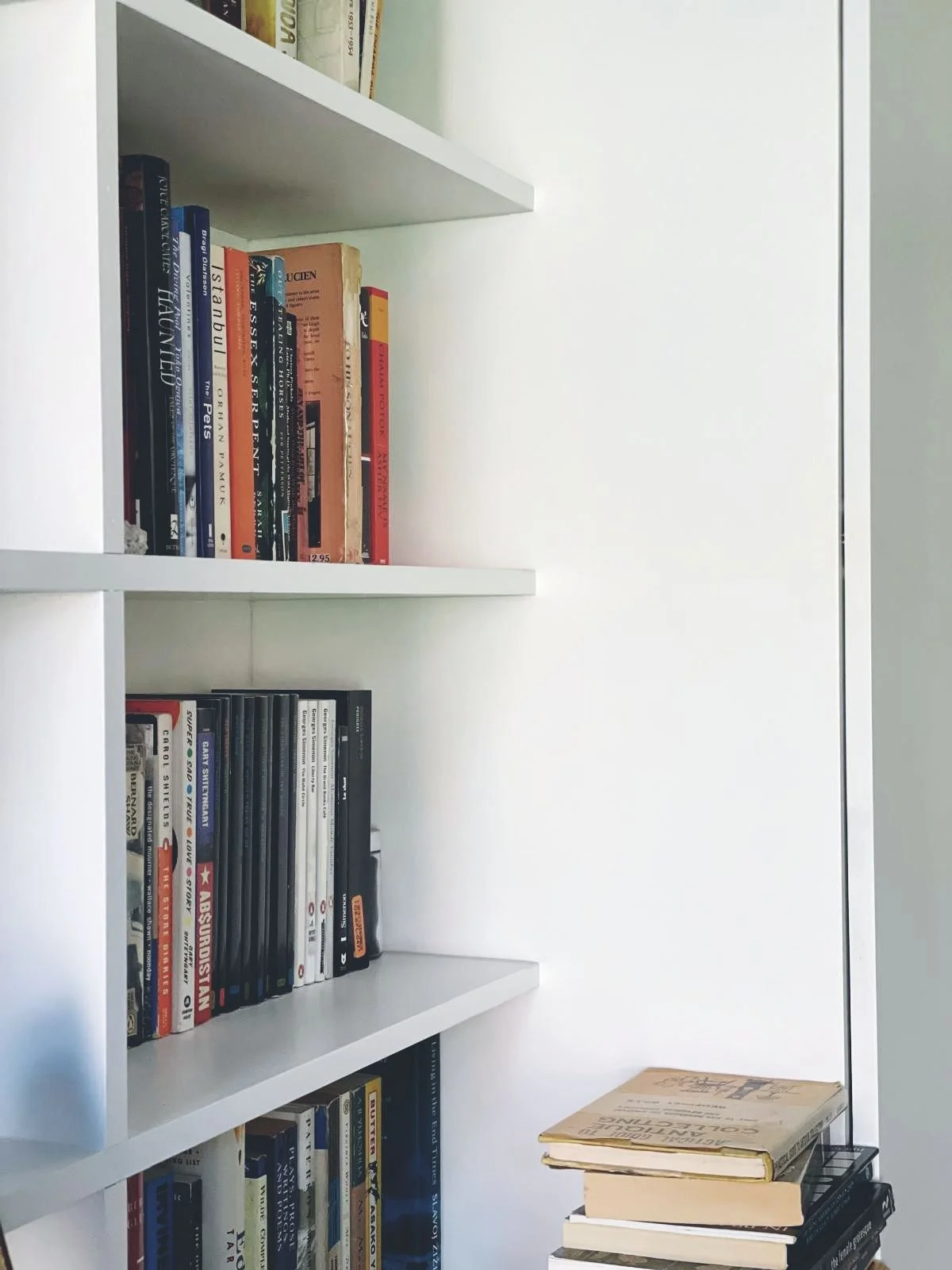 Libreria capiente, ma dall'aspetto leggero