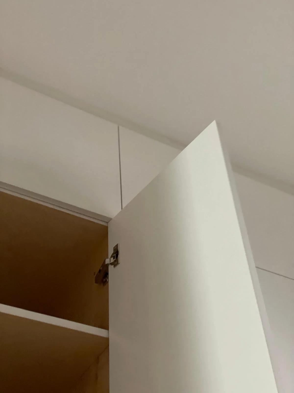 L'armadio è realizzato con pannelli in plywood, quindi di legno vero, da toccare.