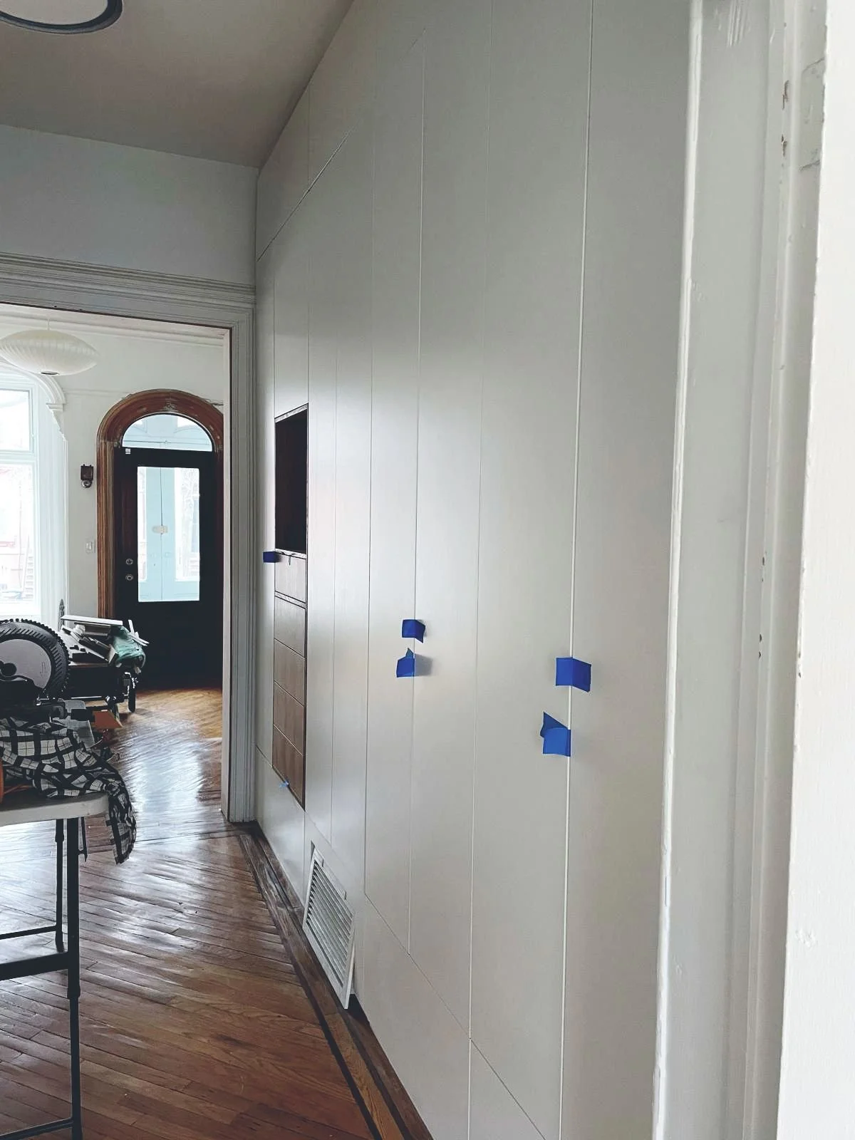 Un armadio capiente e pratico ti cambia la vita! Questo è nel disimpegno, al piano d’ingresso.