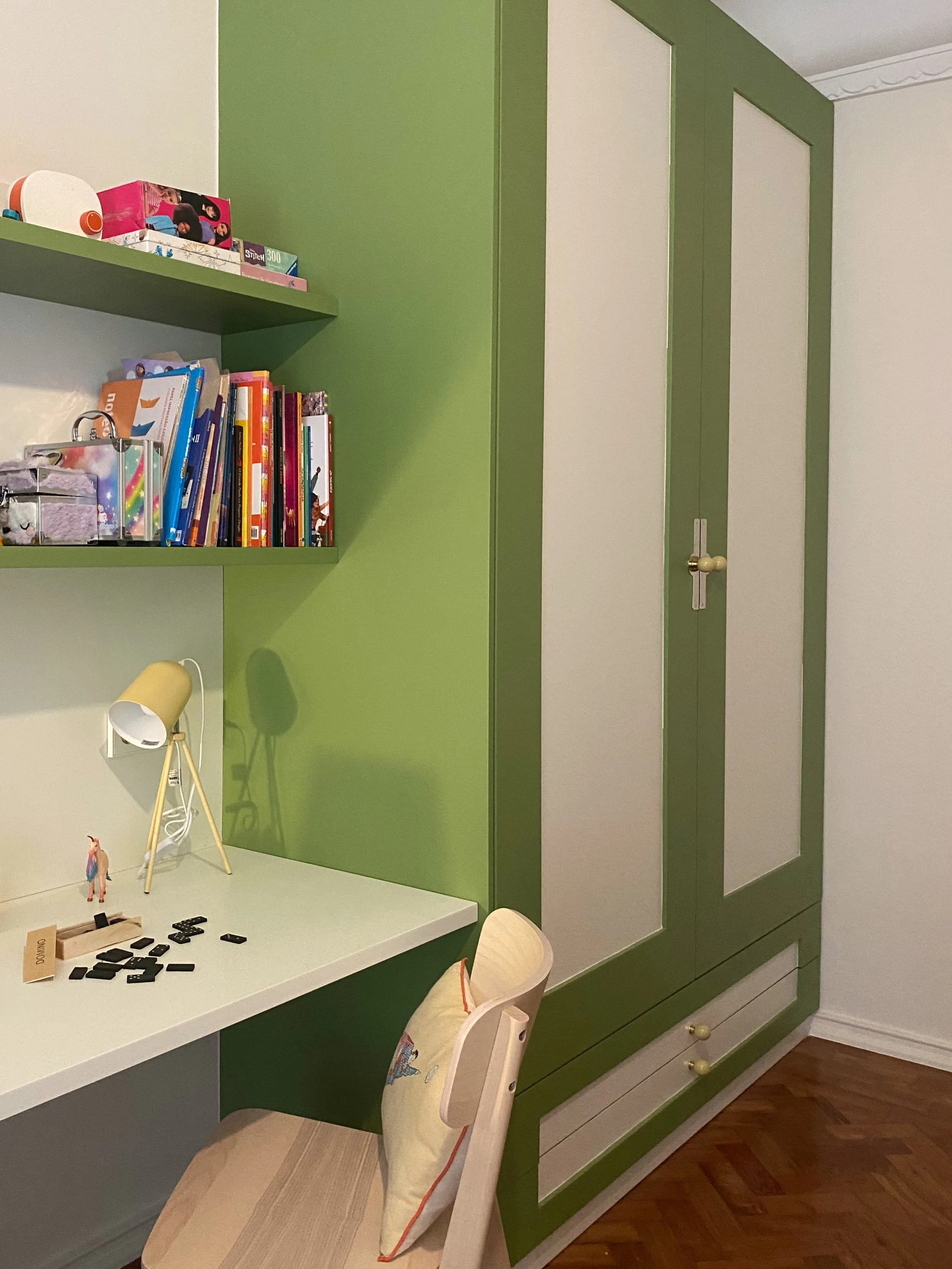 Apartamento de Lisboa - adapta&ccedil;&atilde;o do layout de um apartamento para criar uma &aacute;rea de open space entre sala e cozinha. O projeto incluiu o design de interiores do quarto de crian&ccedil;as e sala, carpintaria por medida para escri
