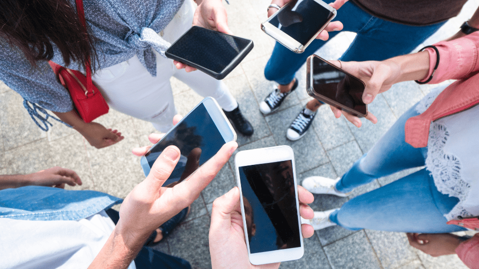 Les réseaux sociaux : le nouveau média préféré des Français en 2025