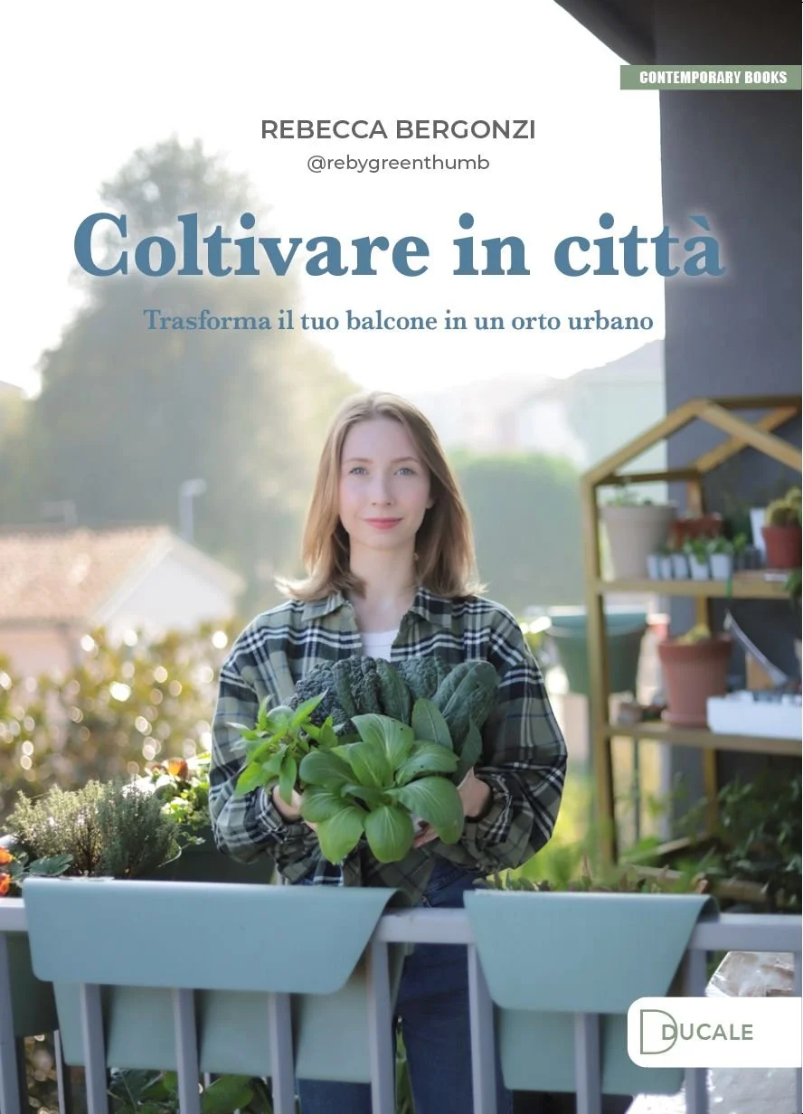 Copertina di un libro che mostra una donna con i capelli biondi, vestita con una camicia a quadri, che tiene una pianta di verdure sul balcone di casa, con scaffale di piante e oggetti sullo sfondo e un cielo sereno.