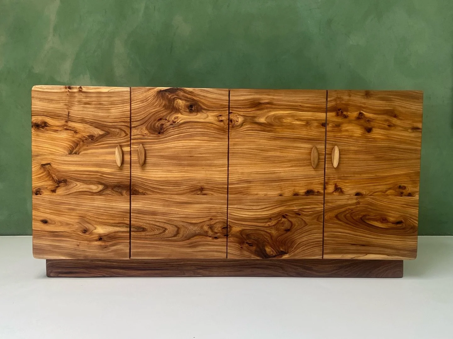KYRII Cabinet
Elm wood
190x90x40

#cabinet #woodworking #art #closet #wardrobe