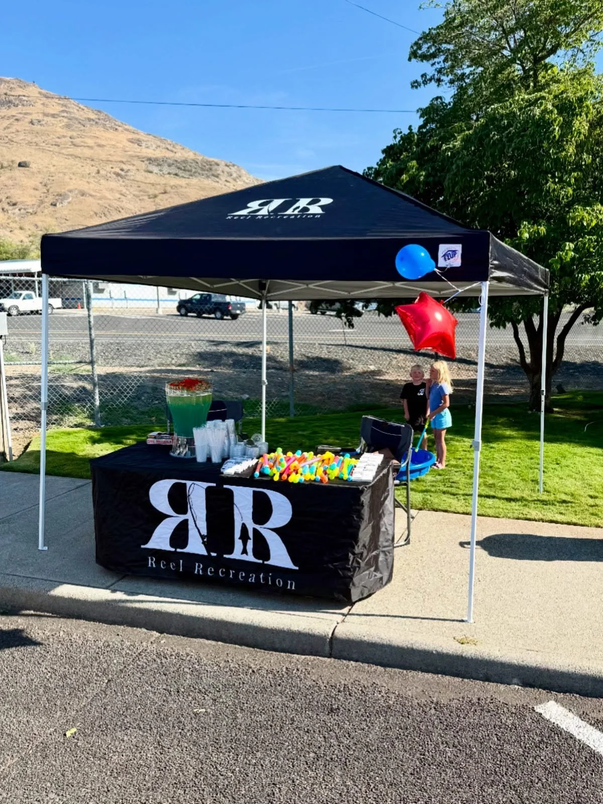 🚨 Tonight&rsquo;s the night: National Night Out is HERE! 🚨
The Coulee Dam Police Department event at Mead Park &amp; Mead Way kicks off at 5:00 PM 🎉

Swing by the Reel Recreation booth for:

🧊 Triple Fish lemonade (refreshing and free!)
💦 A wate