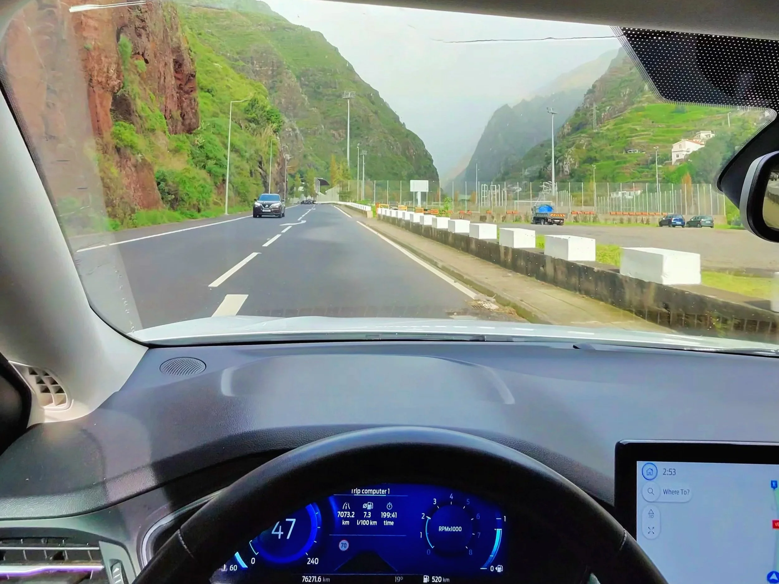 Come scegliere e prenotare l’auto giusta per un road trip (senza errori costosi)